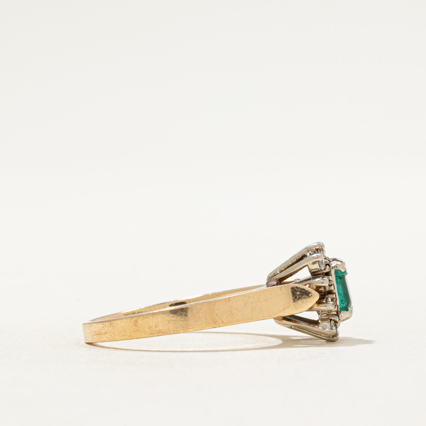 Bague halo émeraude et diamants | 0,40 ct, 0,10 ct au total | Taille 6,75