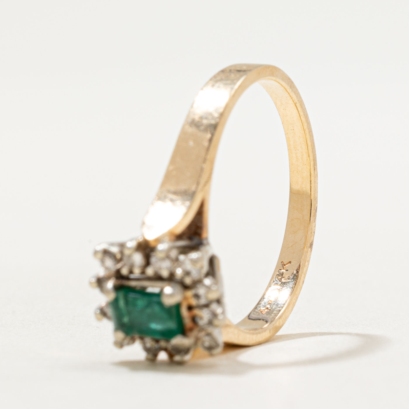 Bague halo émeraude et diamants | 0,40 ct, 0,10 ct au total | Taille 6,75