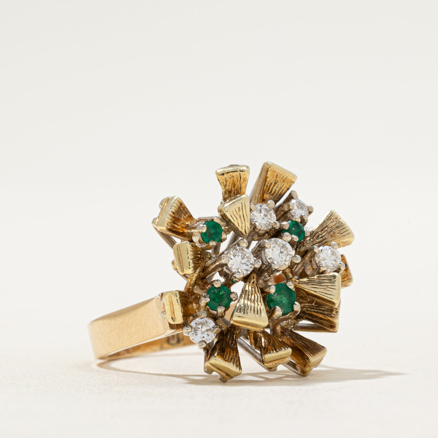 Bague sertie de diamants et d'émeraudes | 0,30 ct, 0,10 ct | Taille 5,75