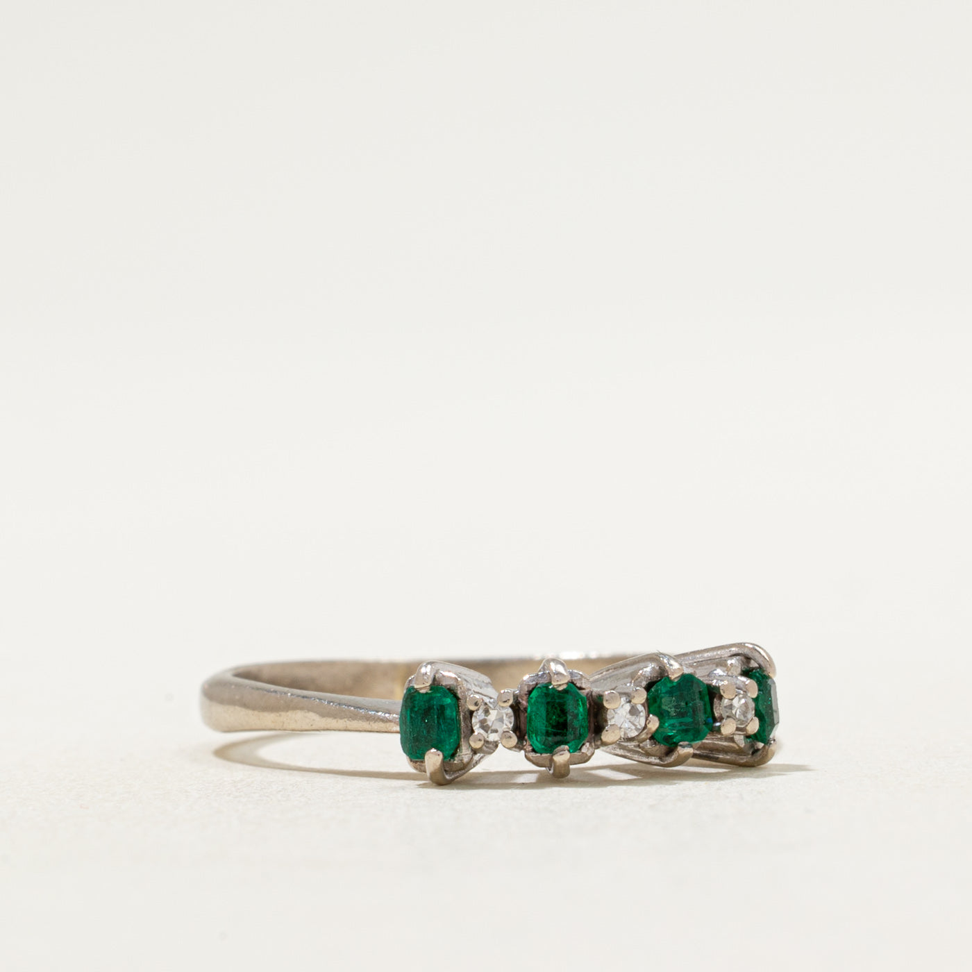 ***QC, 25 AVRIL, Bague DAYNE sertie d'émeraudes et de diamants | 0,06 ct, 0,025 ct | Taille 7,5