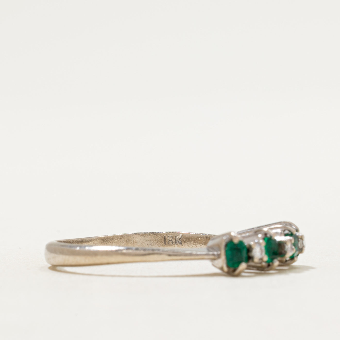 ***QC, 25 AVRIL, Bague DAYNE sertie d'émeraudes et de diamants | 0,06 ct, 0,025 ct | Taille 7,5