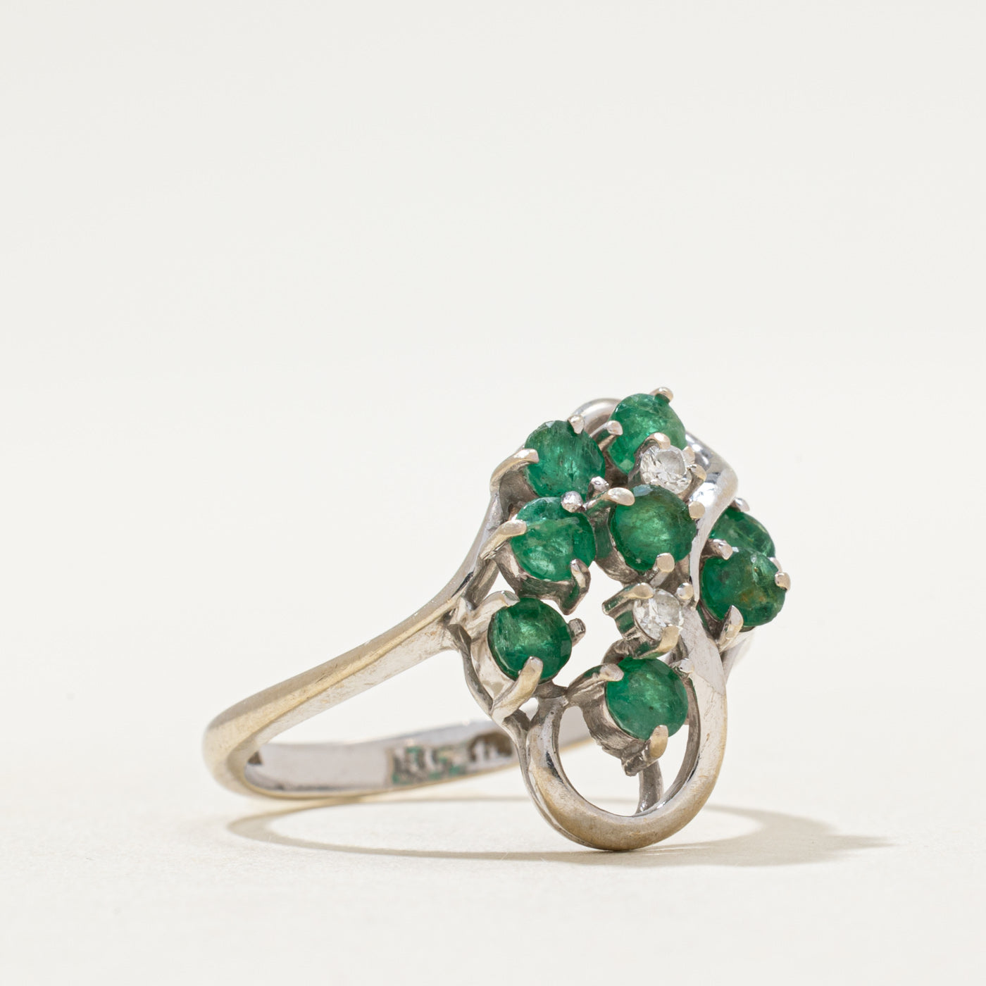 Bague sertie d'émeraudes et de diamants | 0,60 ct, 0,05 ct | Taille 6,75