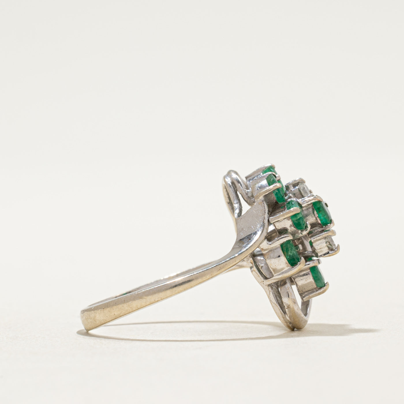 Bague sertie d'émeraudes et de diamants | 0,60 ct, 0,05 ct | Taille 6,75