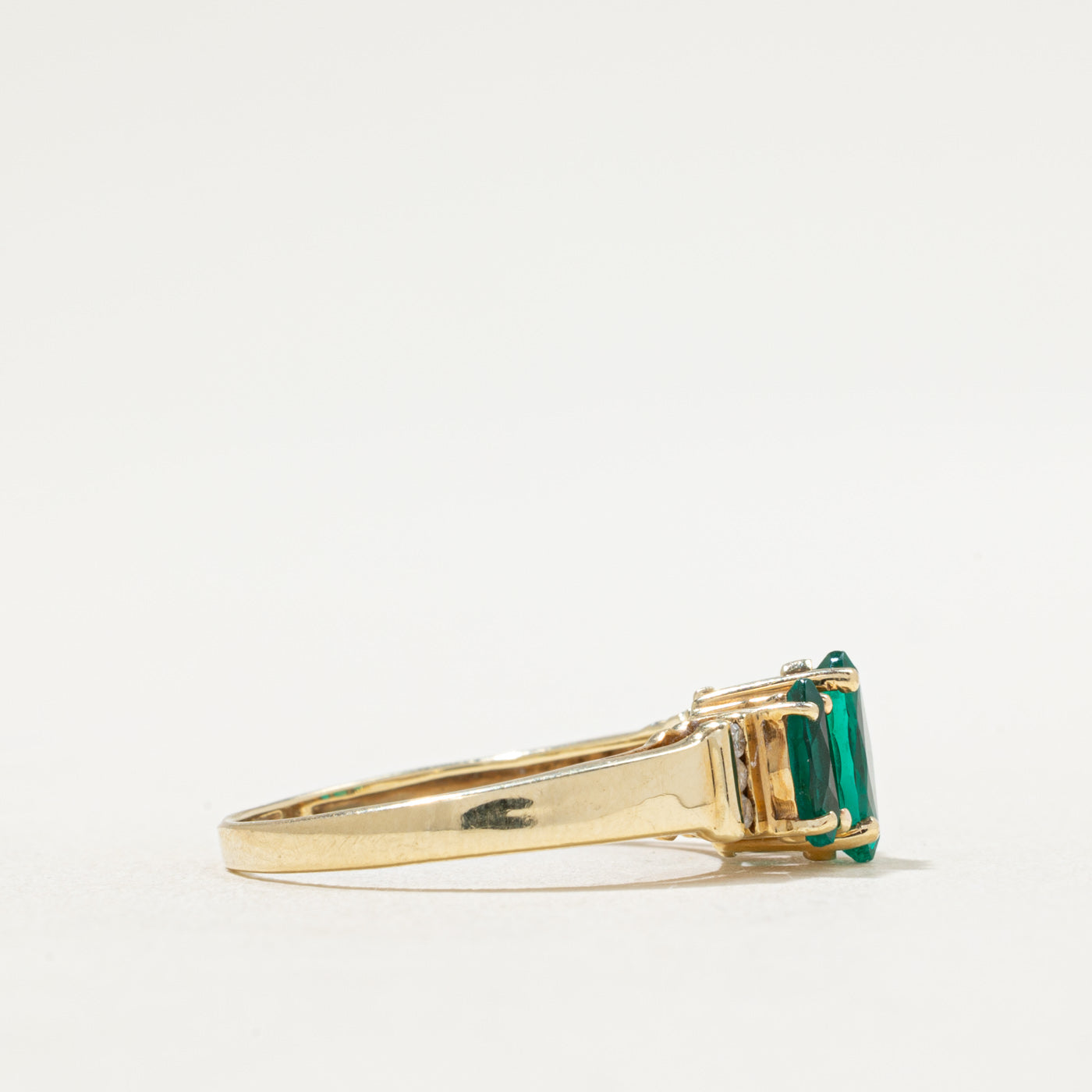 Bague en émeraude synthétique et diamants | 0,75 ct, 0,03 ct | Taille 7