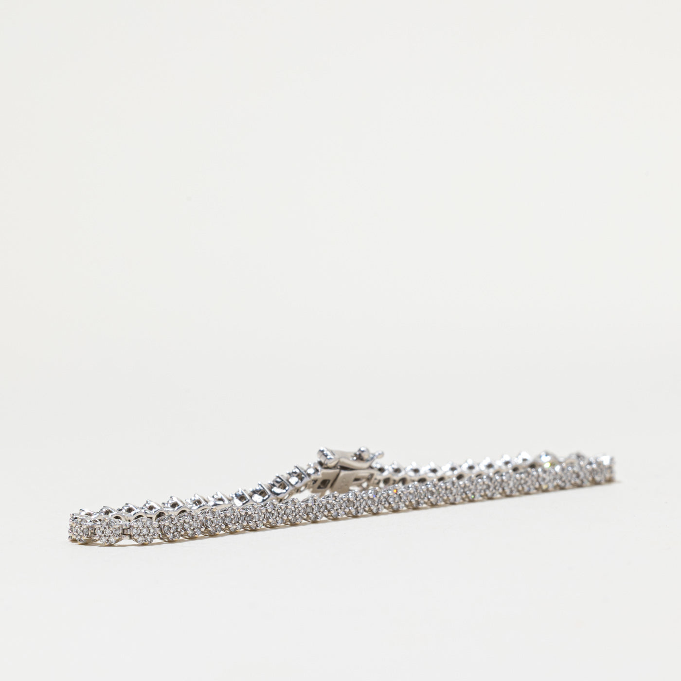 Bracelet tennis en or 14 carats serti de diamants en grappe marguerite | 1,08 ct au total | 17,8 cm