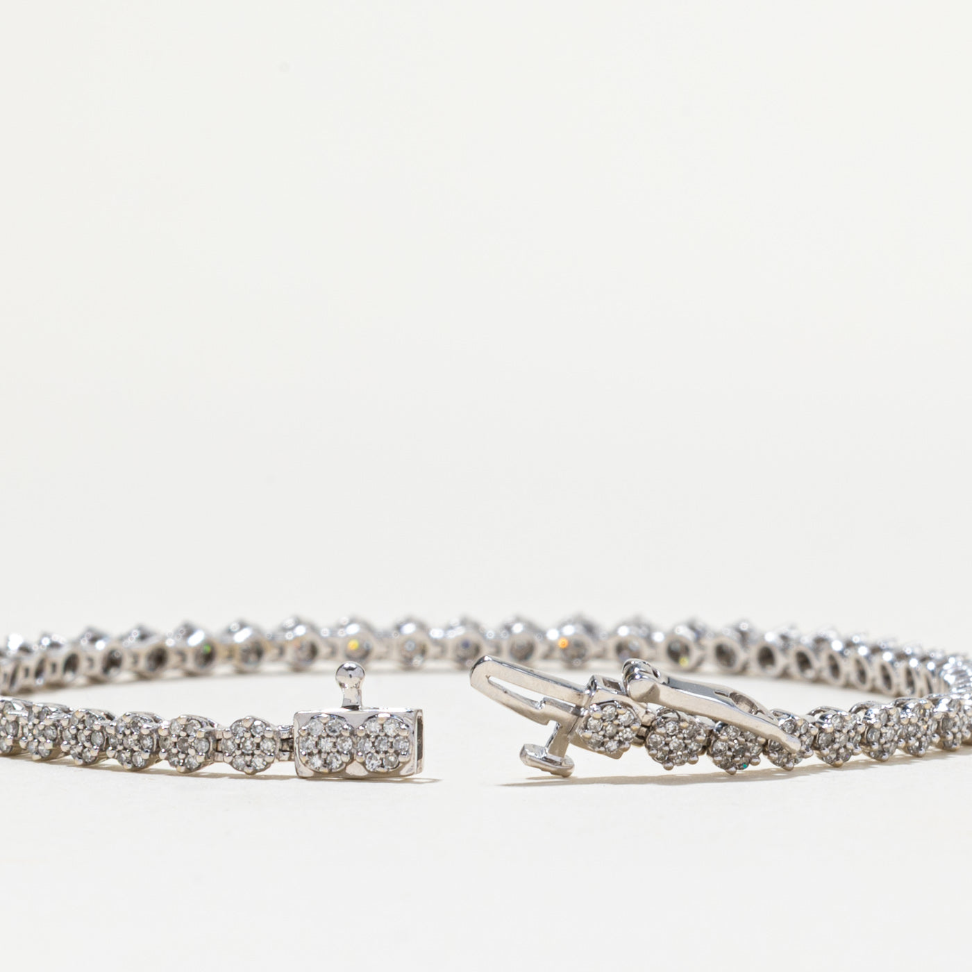 Bracelet tennis en or 14 carats serti de diamants en grappe marguerite | 1,08 ct au total | 17,8 cm