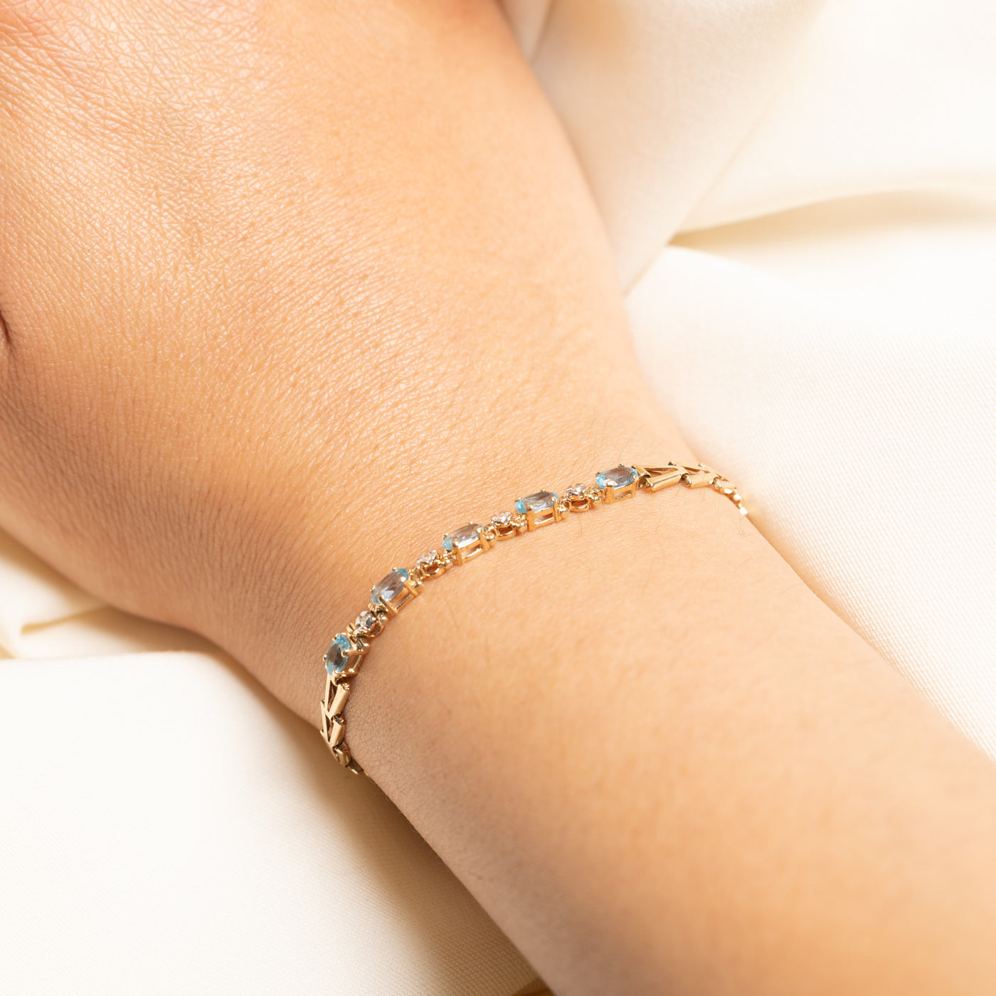 Bracelet en or 10 carats serti de topazes bleues et de diamants | 1,05 ct au total, 0,03 ct au total | 17,8 cm