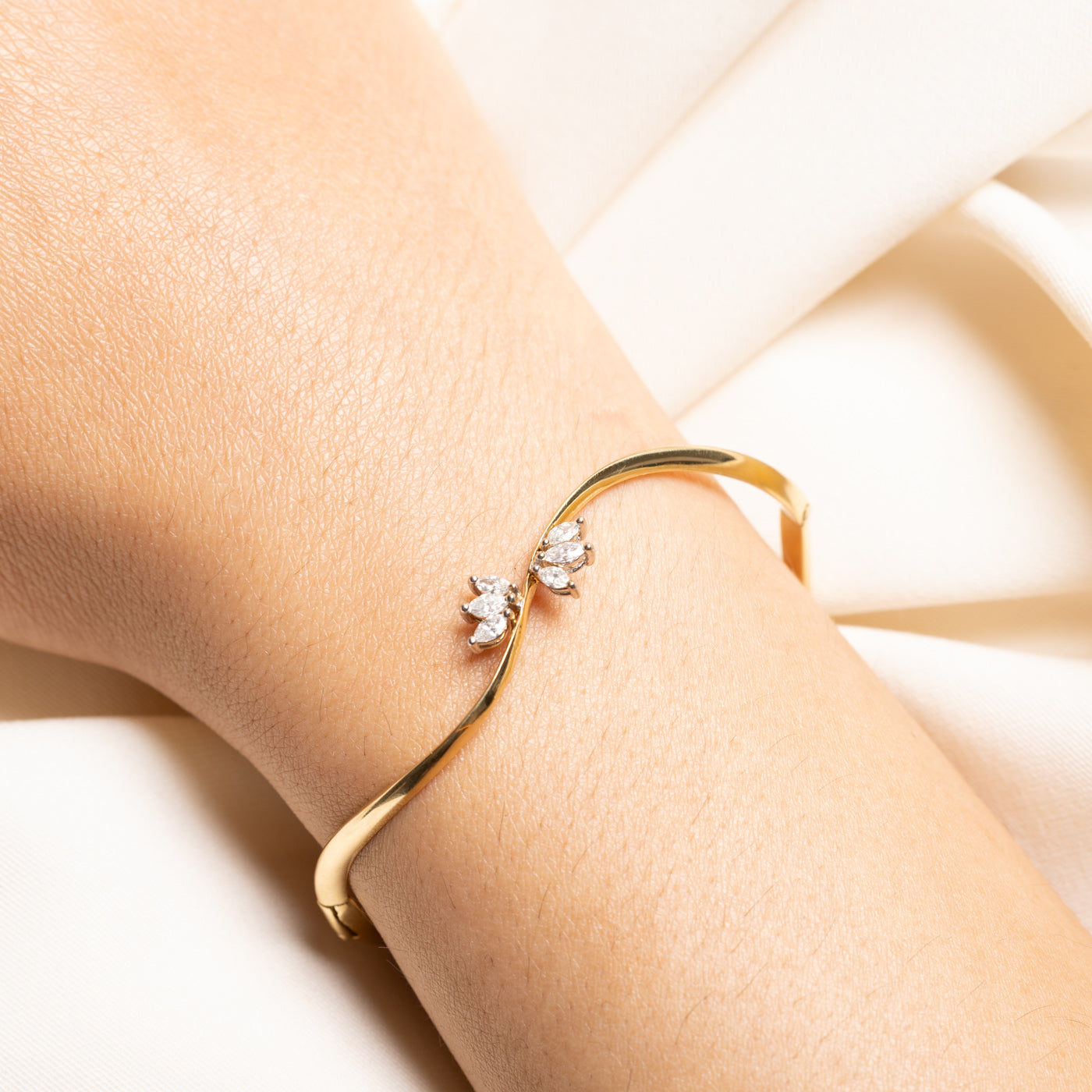 18k Petal Detail Diamond Bangle Bracelet | 0.36ctw | 6.5"