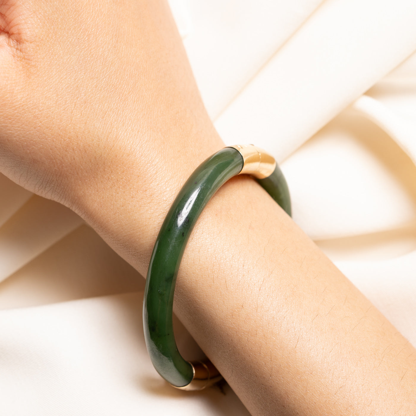 14K Nephrite Jade Bangle Bracelet | 150.00ctw | 7.5"