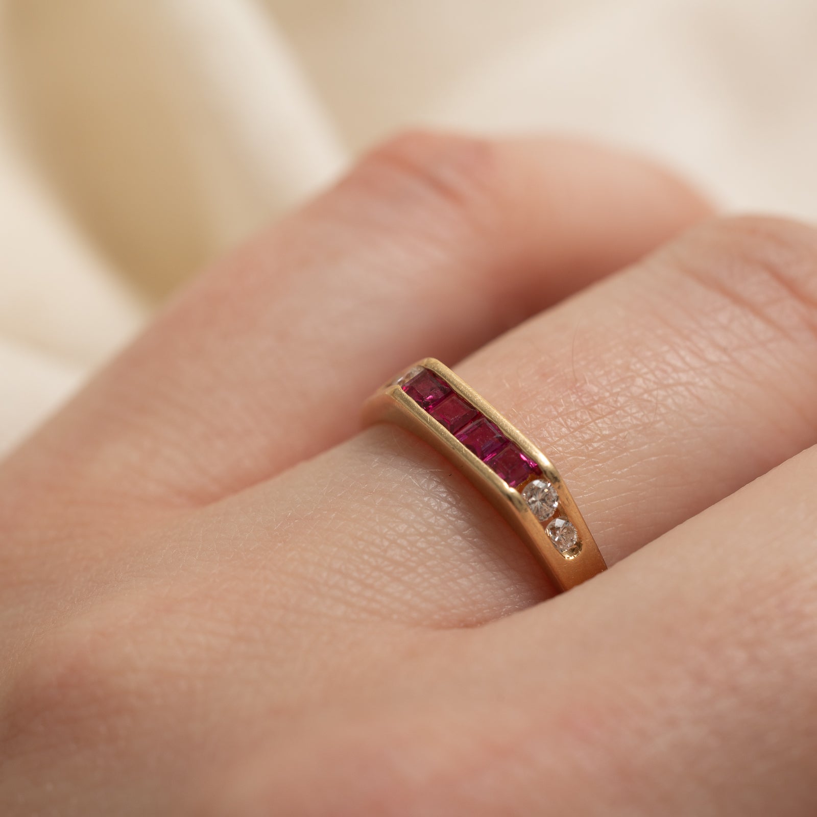 Bague sertie de rubis et de diamants | 0,18 ct x 0,18 ct | Taille 6,75