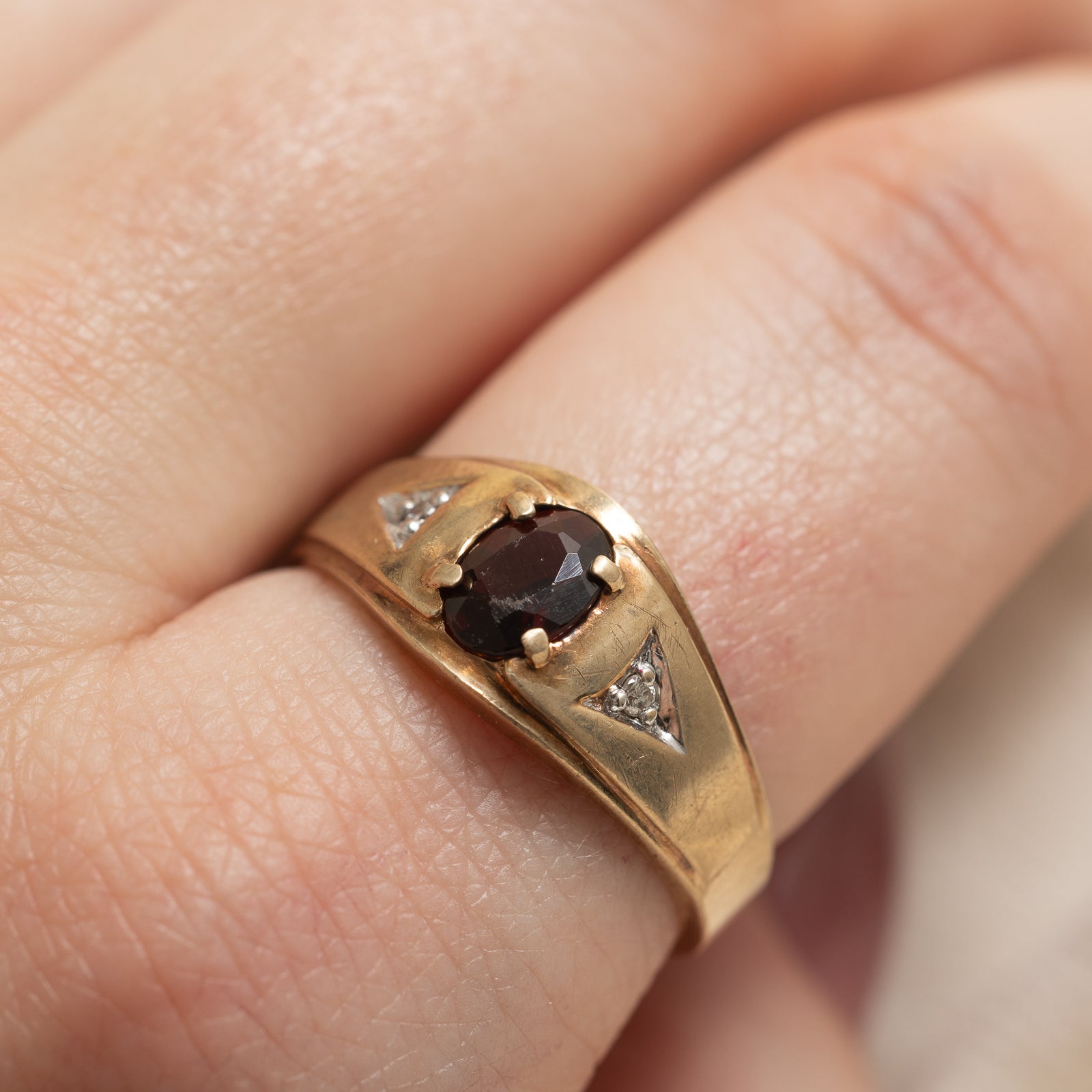 Bague en grenat et diamants | 0,60 et 0,01 ct au total | Taille 9,25