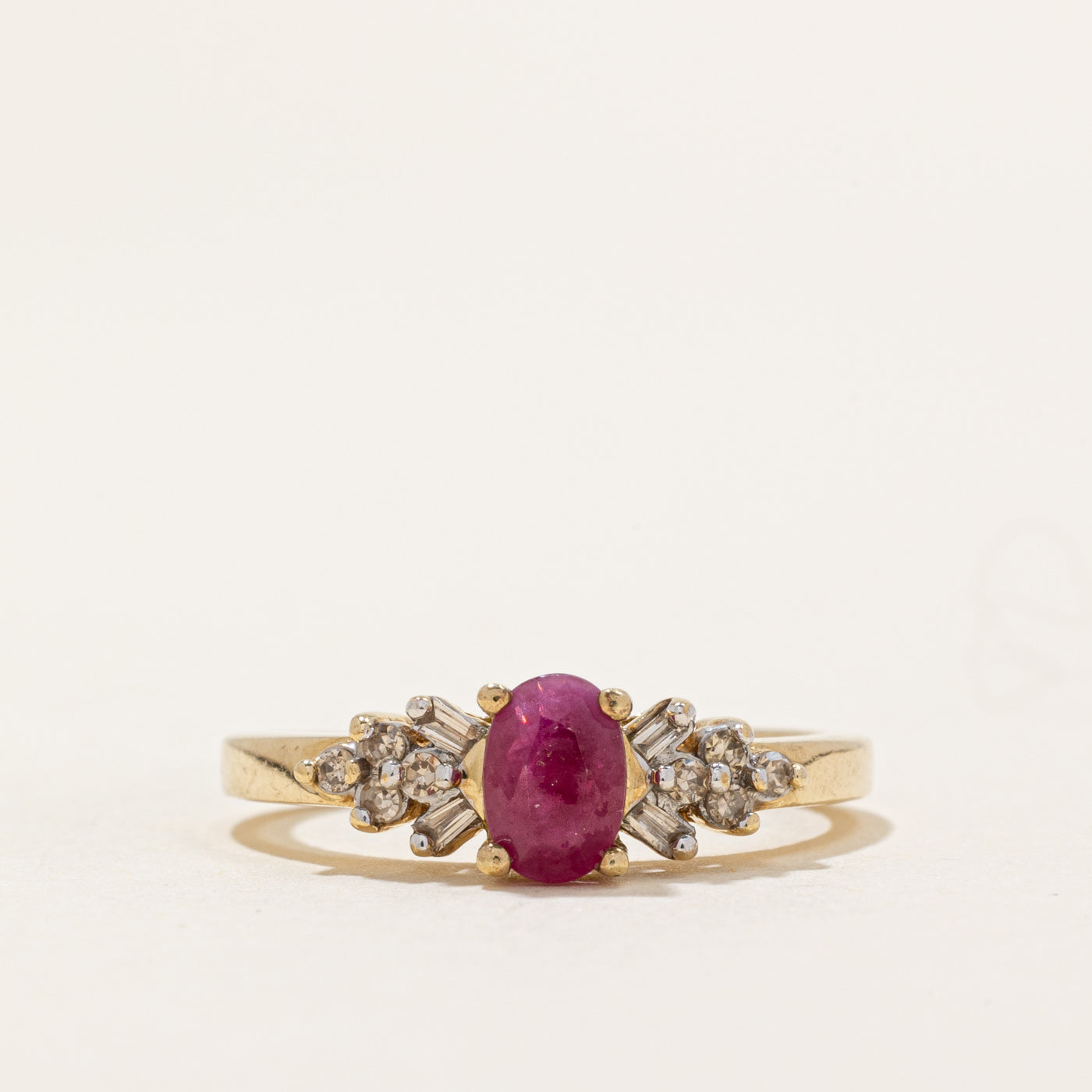 Bague rubis ovale et diamants | 0,36 ct, 0,10 ct au total | Taille 6