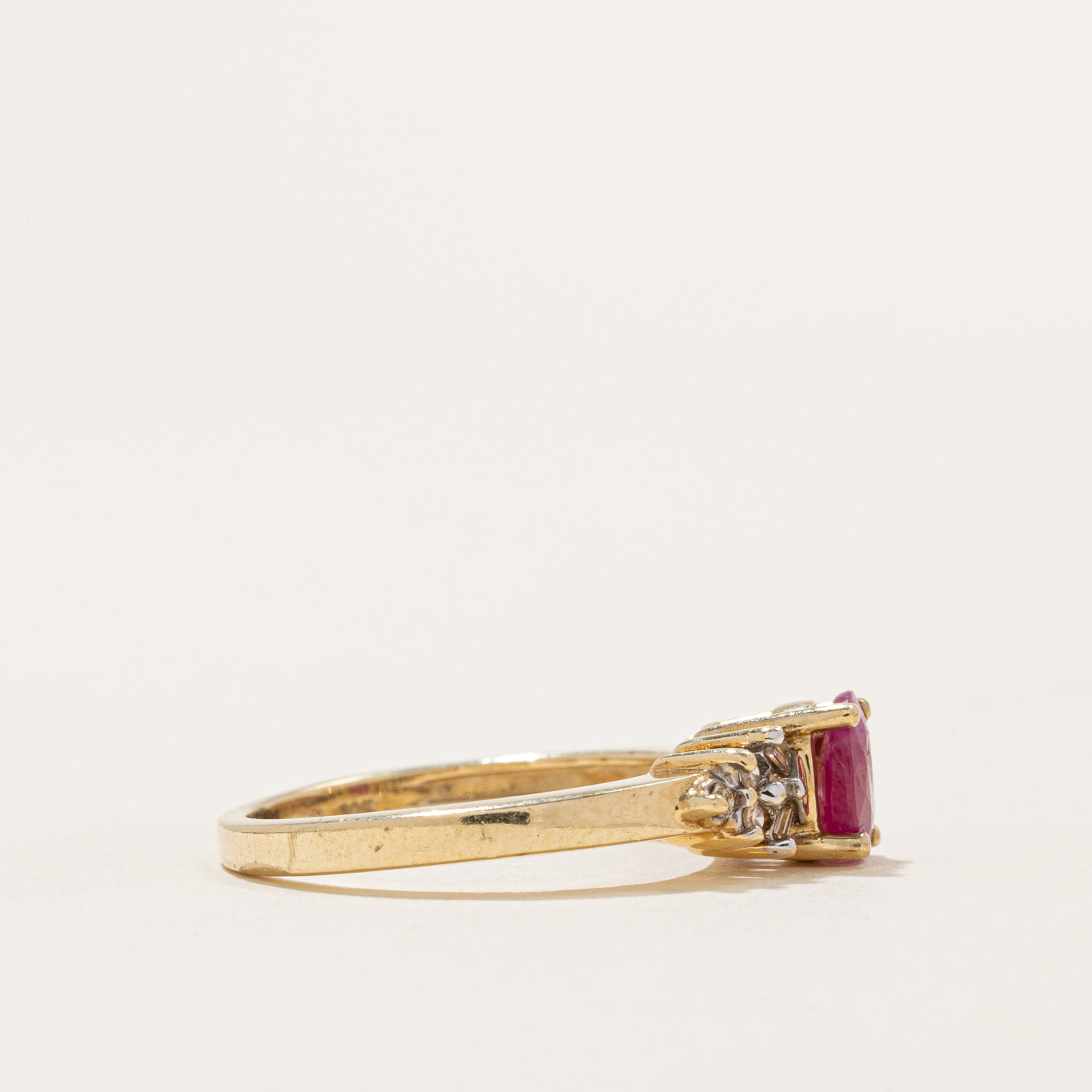 Bague rubis ovale et diamants | 0,36 ct, 0,10 ct au total | Taille 6