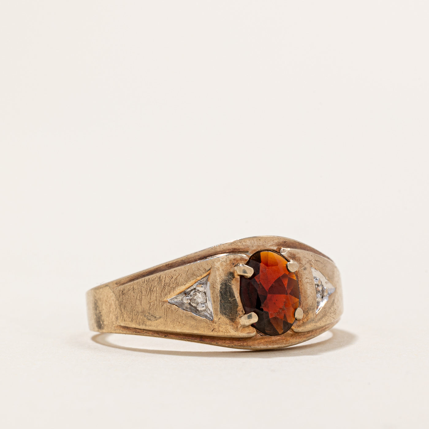 Bague en grenat et diamants | 0,60 et 0,01 ct au total | Taille 9,25
