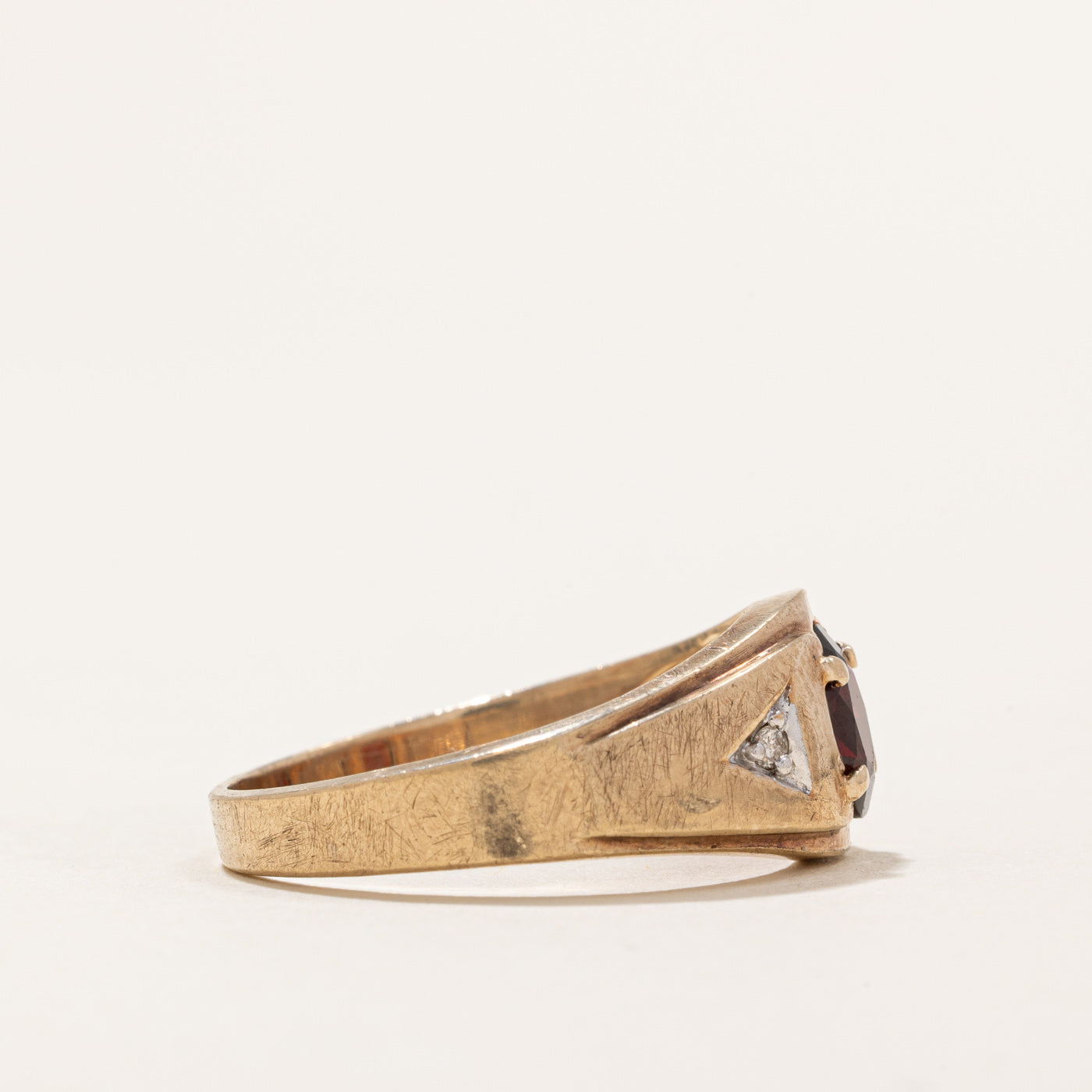 Bague en grenat et diamants | 0,60 et 0,01 ct au total | Taille 9,25
