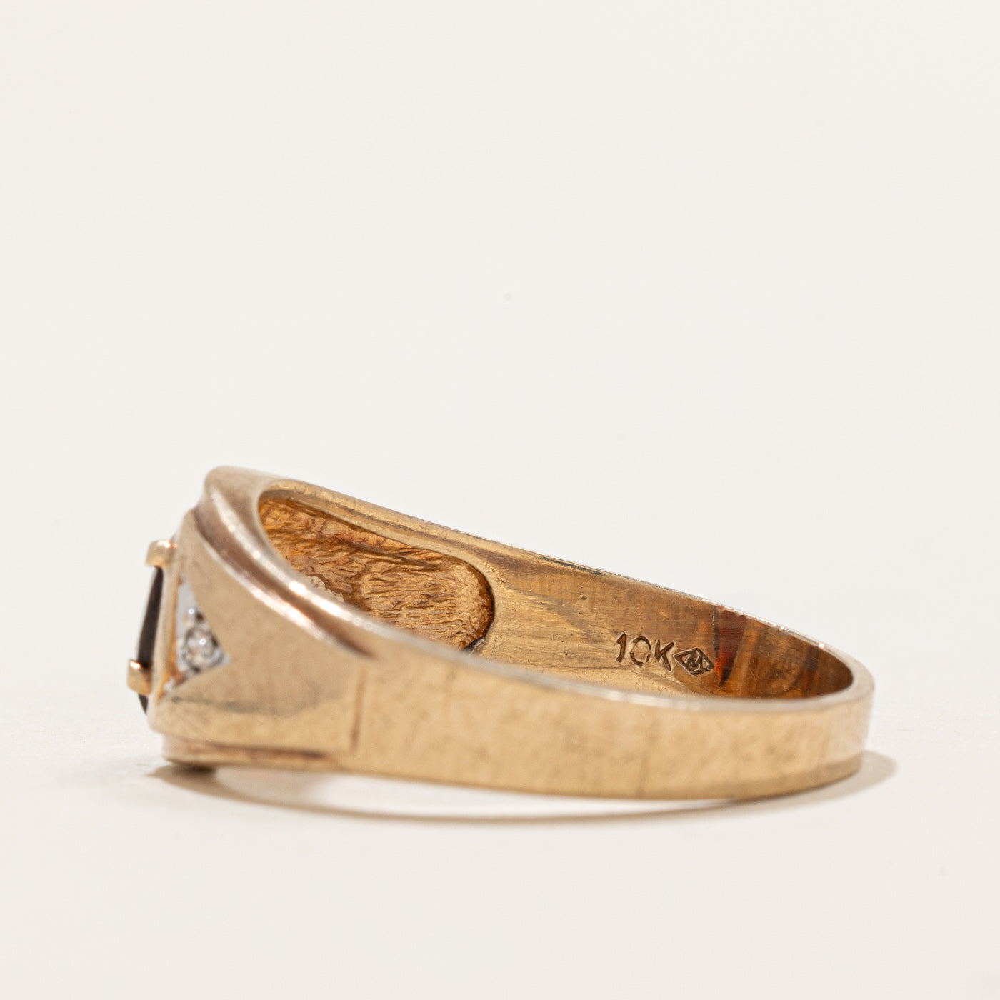 Bague en grenat et diamants | 0,60 et 0,01 ct au total | Taille 9,25