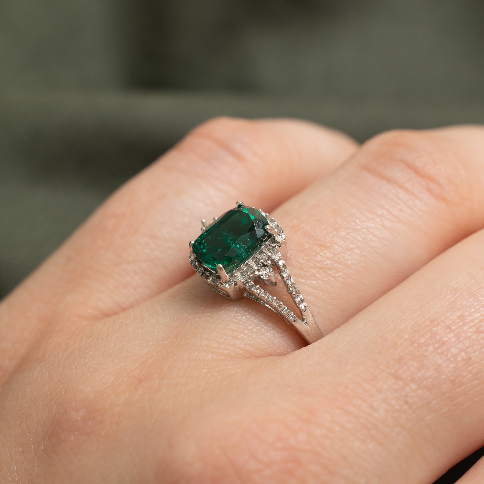 Bague halo en émeraude synthétique et diamants naturels | 1,52 ct, 0,10 ct au total | Taille 7