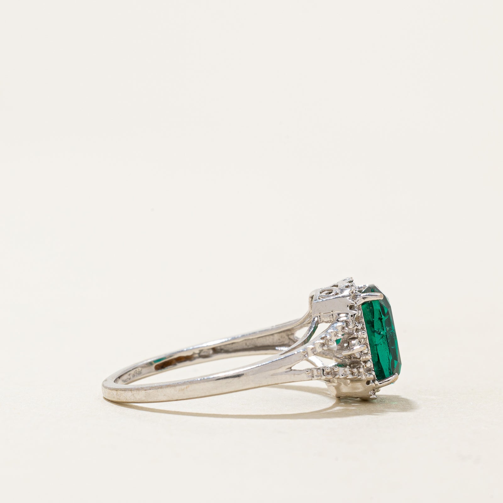 Bague halo en émeraude synthétique et diamants naturels | 1,52 ct, 0,10 ct au total | Taille 7