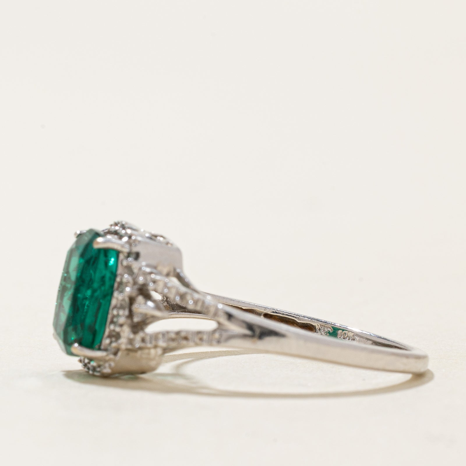 Bague halo en émeraude synthétique et diamants naturels | 1,52 ct, 0,10 ct au total | Taille 7
