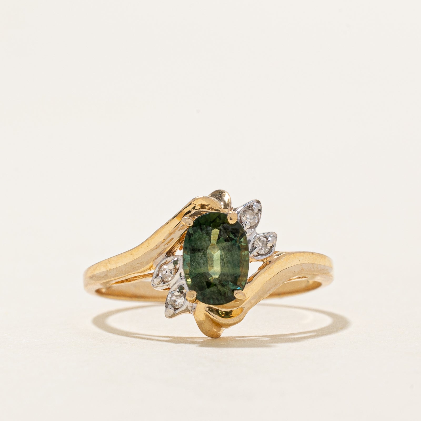 Bague sertie d'un saphir vert et de diamants (0,90 ct, 0,03 ct) | Taille 7