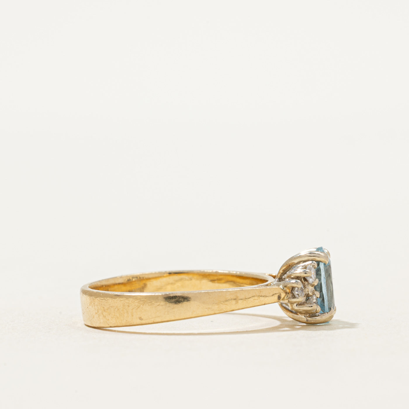 Bague en aigue-marine taille ovale et diamants | 0,62 ct, 0,18 ct au total | Taille 6,25
