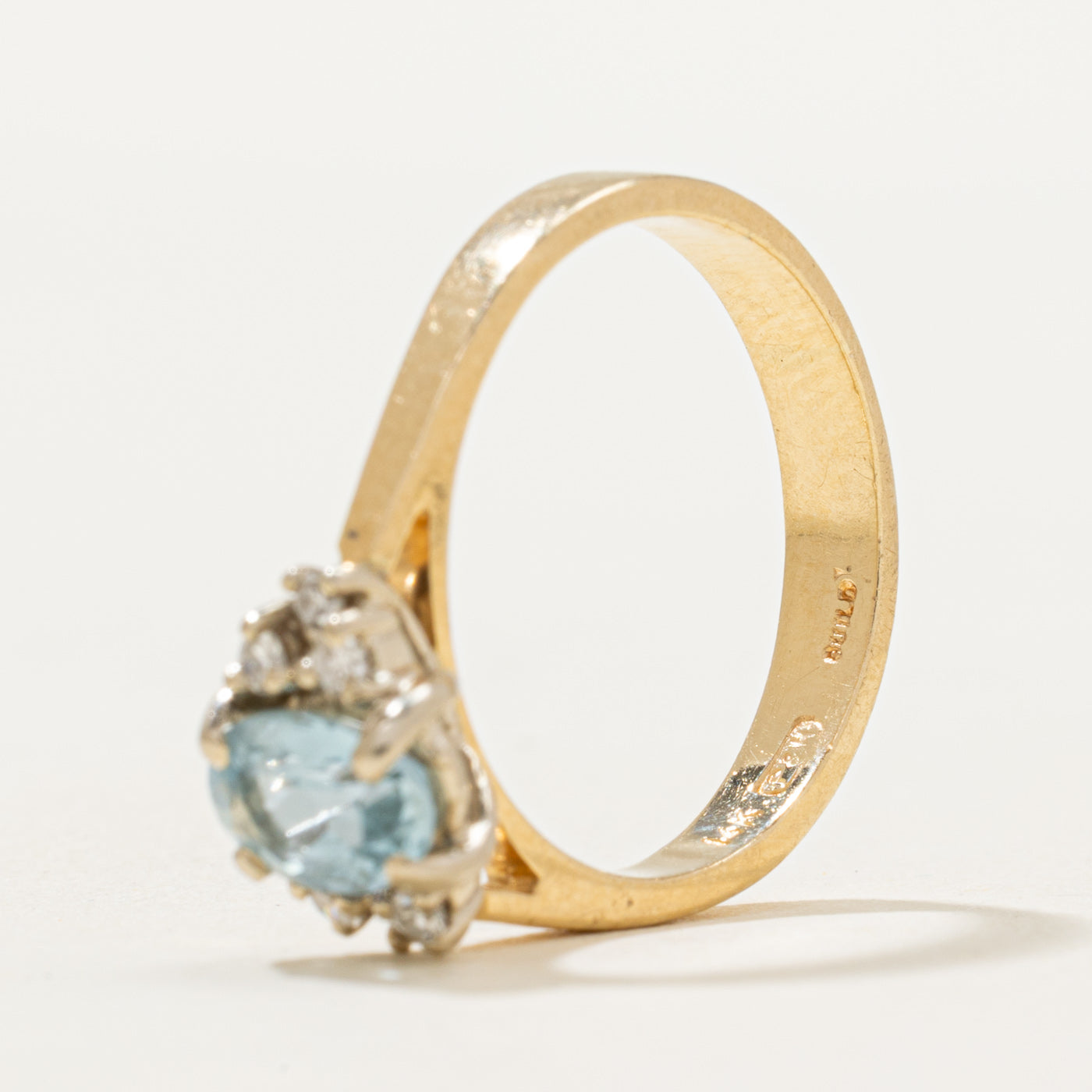 Bague en aigue-marine taille ovale et diamants | 0,62 ct, 0,18 ct au total | Taille 6,25