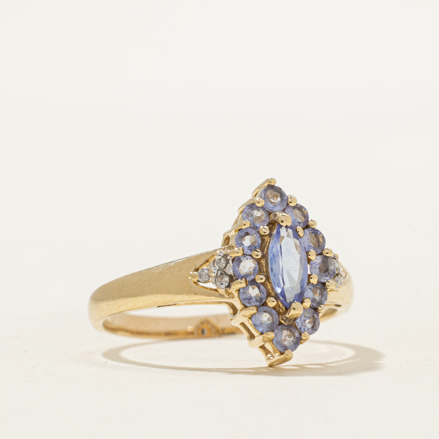 Bague en tanzanite taille marquise et diamants | 0,70 ct, 0,03 ct | Taille 8,25