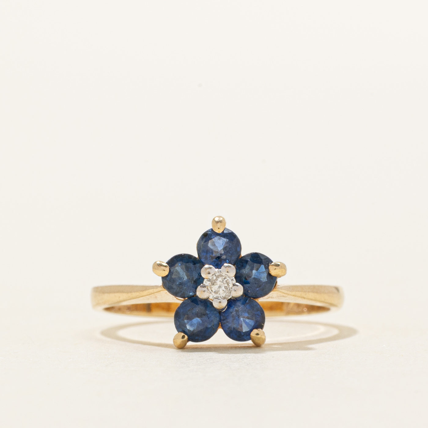 Bague fleur en saphir et diamants | 0,60 ct au total, 0,02 ct | Taille 4,5