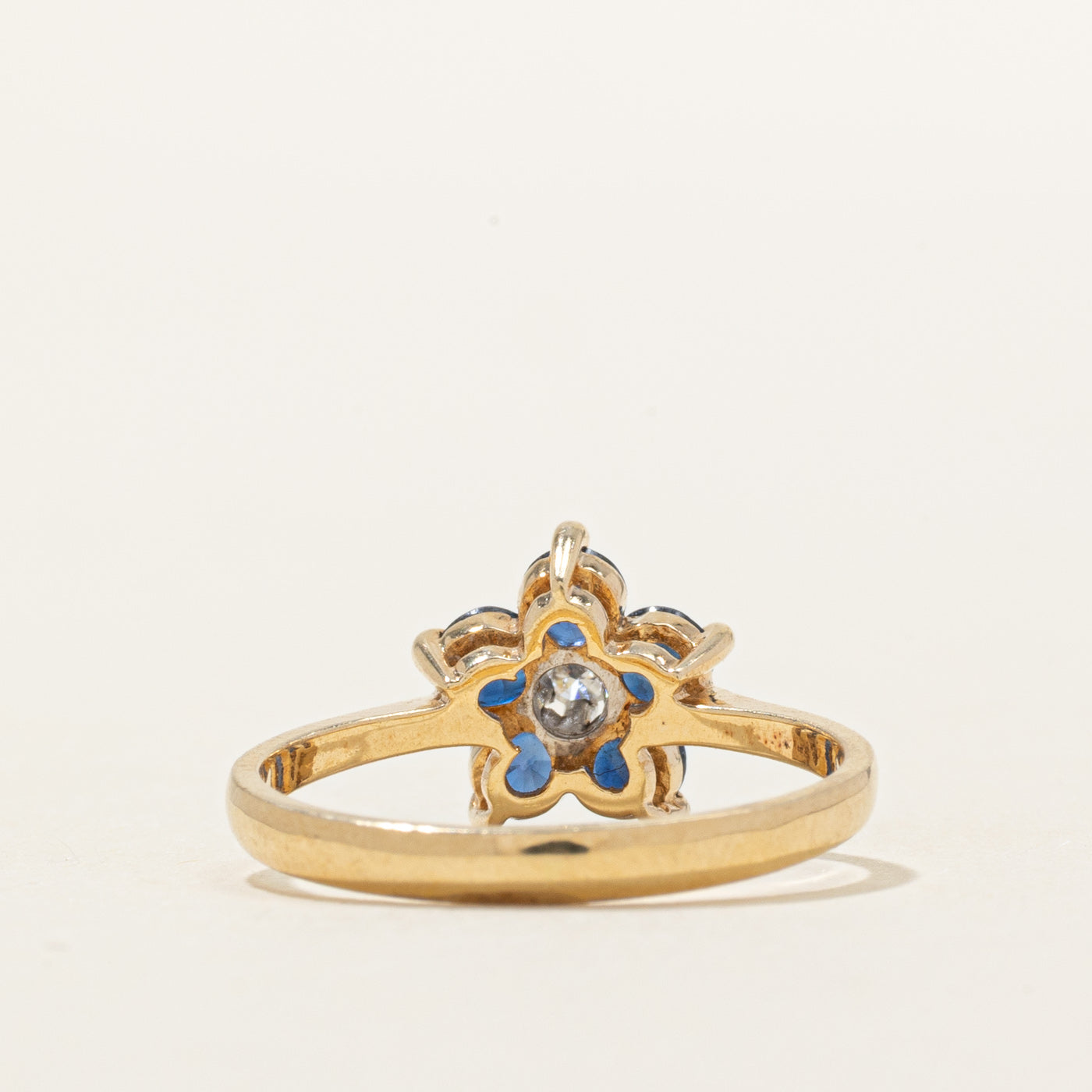 Bague fleur en saphir et diamants | 0,60 ct au total, 0,02 ct | Taille 4,5