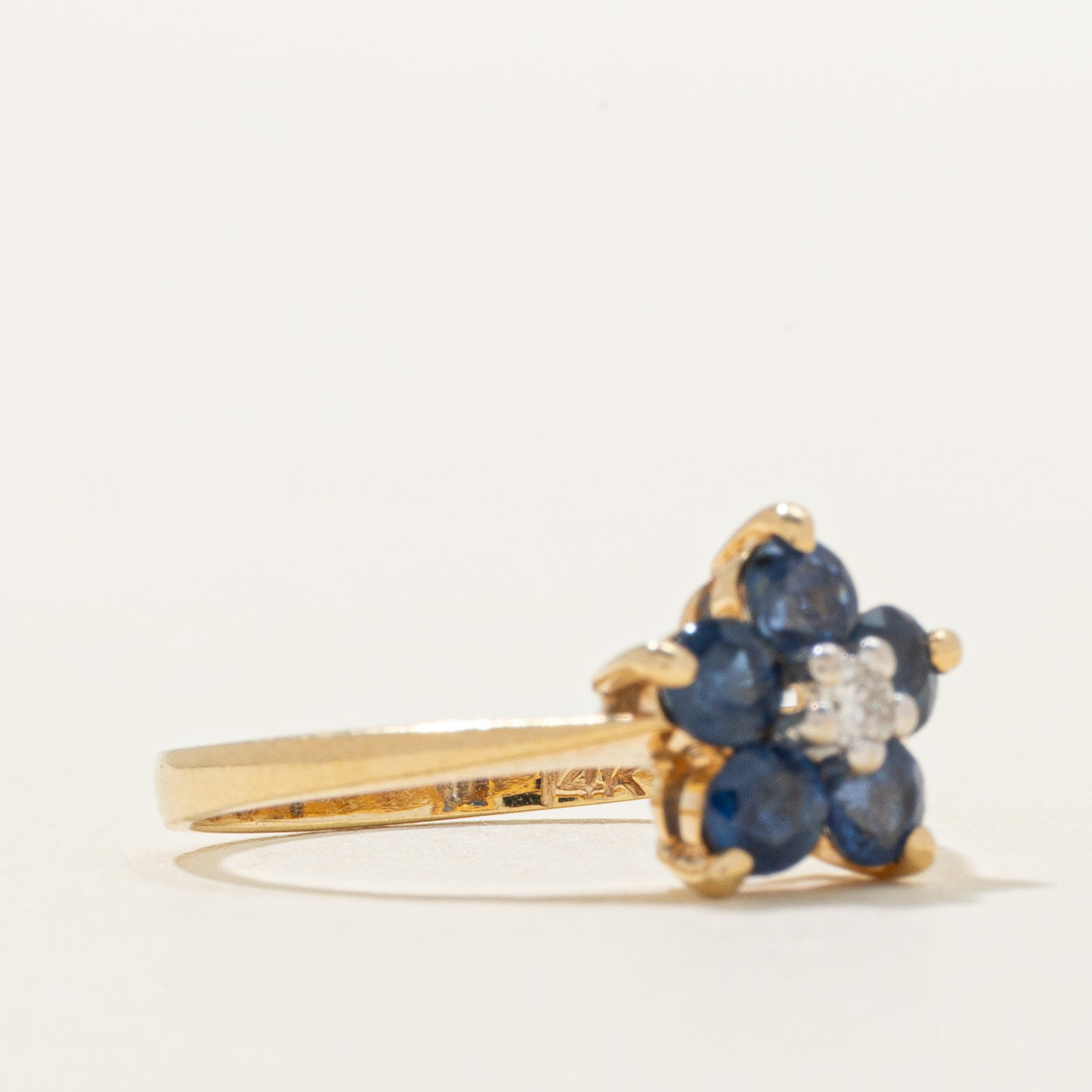 Bague fleur en saphir et diamants | 0,60 ct au total, 0,02 ct | Taille 4,5