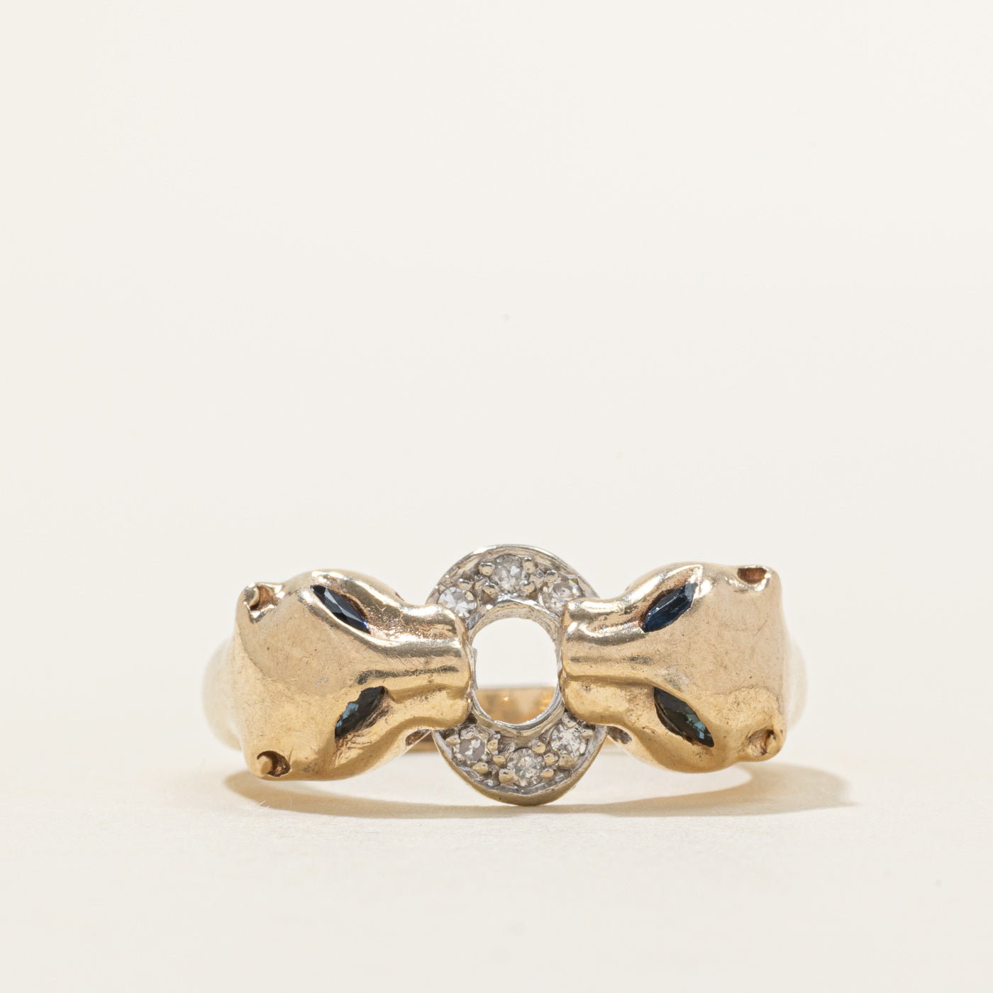 Bague boucle panthère en saphir et diamants | 0,12 ct, 0,06 ct | Taille 7,25