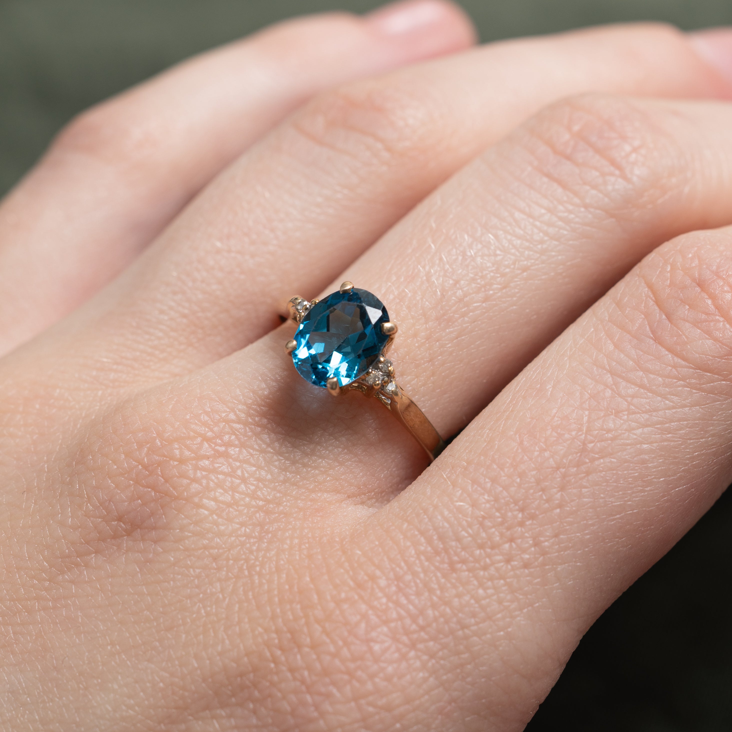 Bague en topaze bleue de Londres et diamants | 1,74 ct, 0,03 ct au total | Taille 7,5