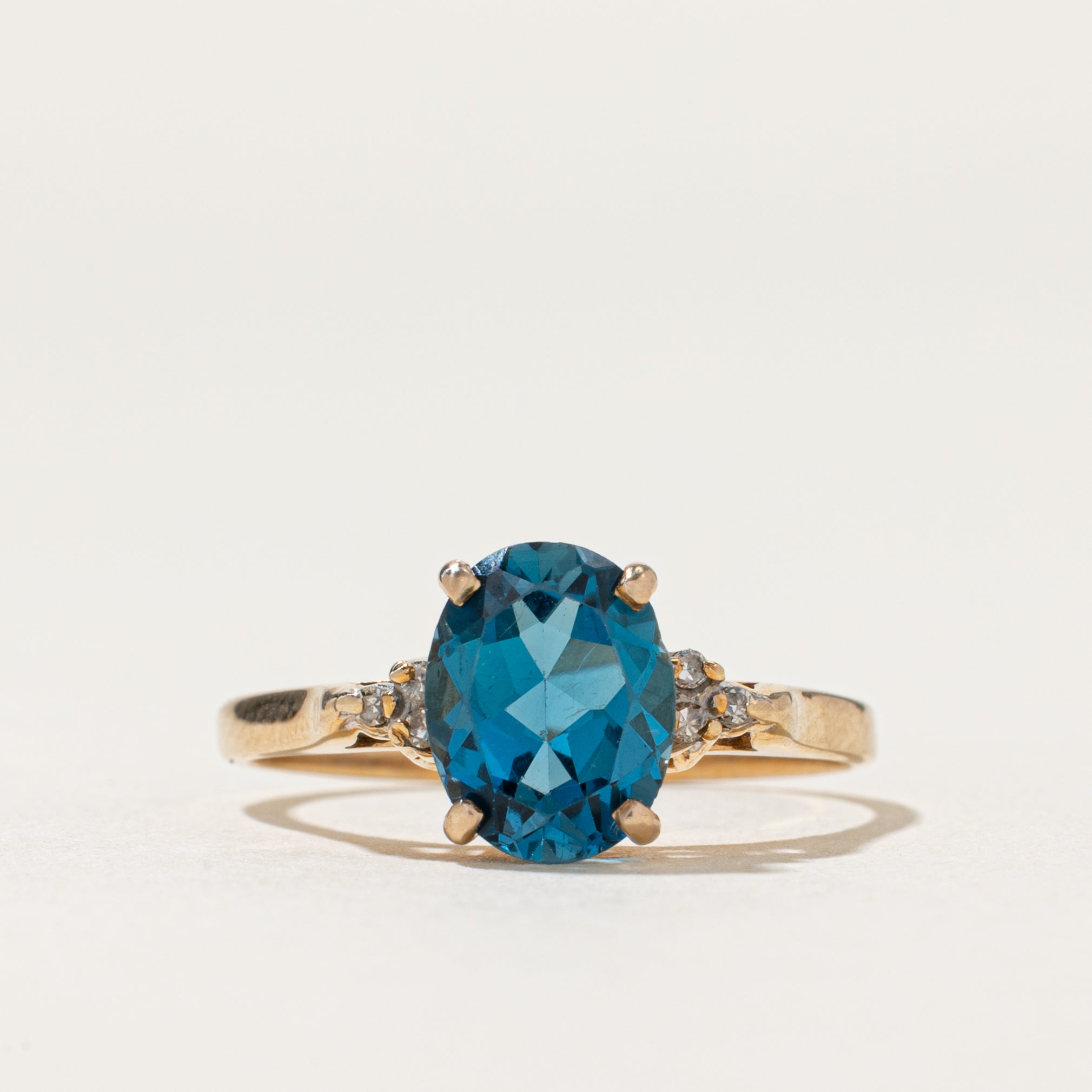 Bague en topaze bleue de Londres et diamants | 1,74 ct, 0,03 ct au total | Taille 7,5