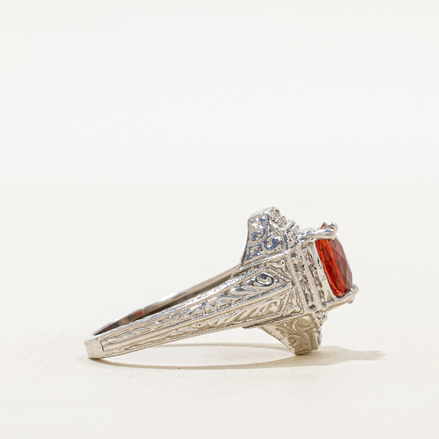 Bague en pierre de soleil et diamants, sertie de volutes | 0,95 ct, 0,20 ct au total | Taille 7