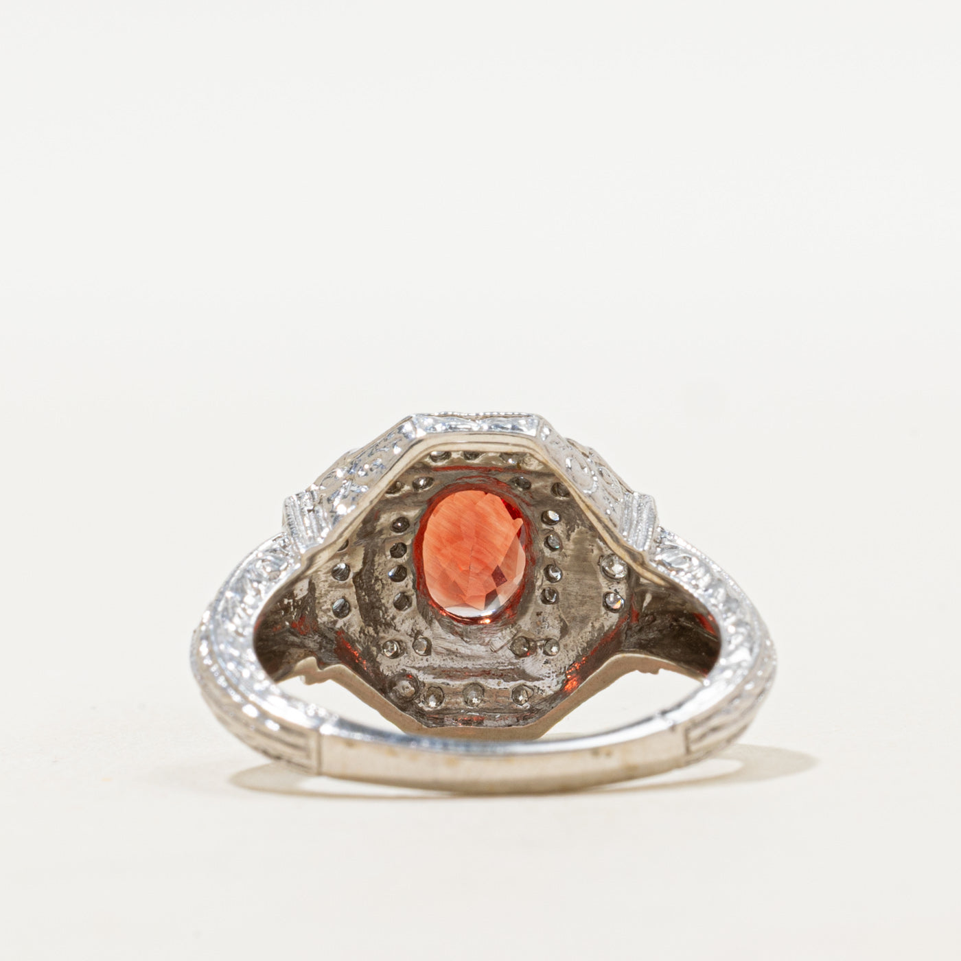 Bague en pierre de soleil et diamants, sertie de volutes | 0,95 ct, 0,20 ct au total | Taille 7