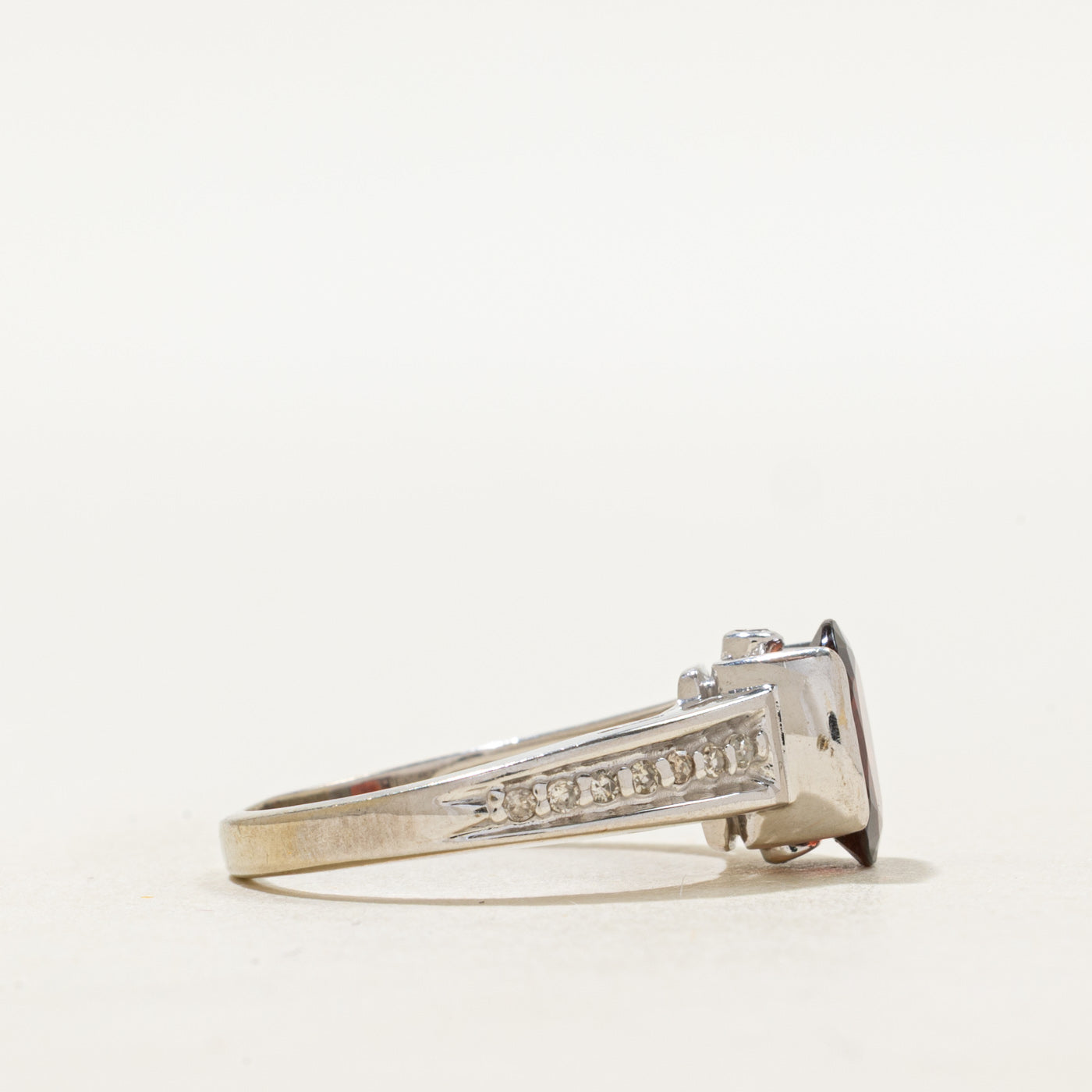 Bague sertie tension de grenat et de diamants | 1,70 ct, 0,12 ct au total | Taille 6,25