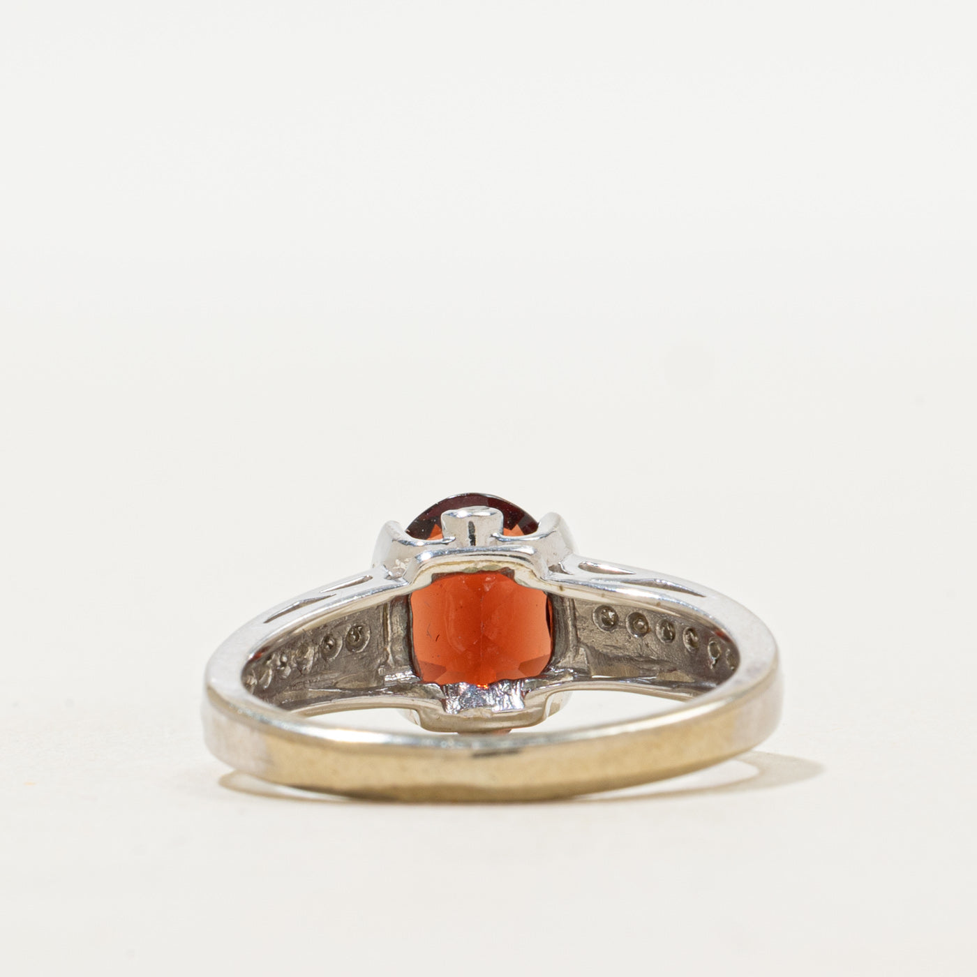 Bague sertie tension de grenat et de diamants | 1,70 ct, 0,12 ct au total | Taille 6,25