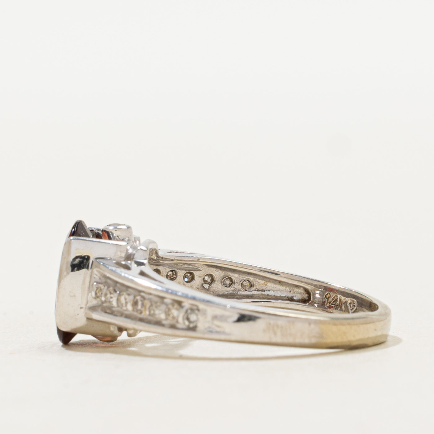 Bague sertie tension de grenat et de diamants | 1,70 ct, 0,12 ct au total | Taille 6,25