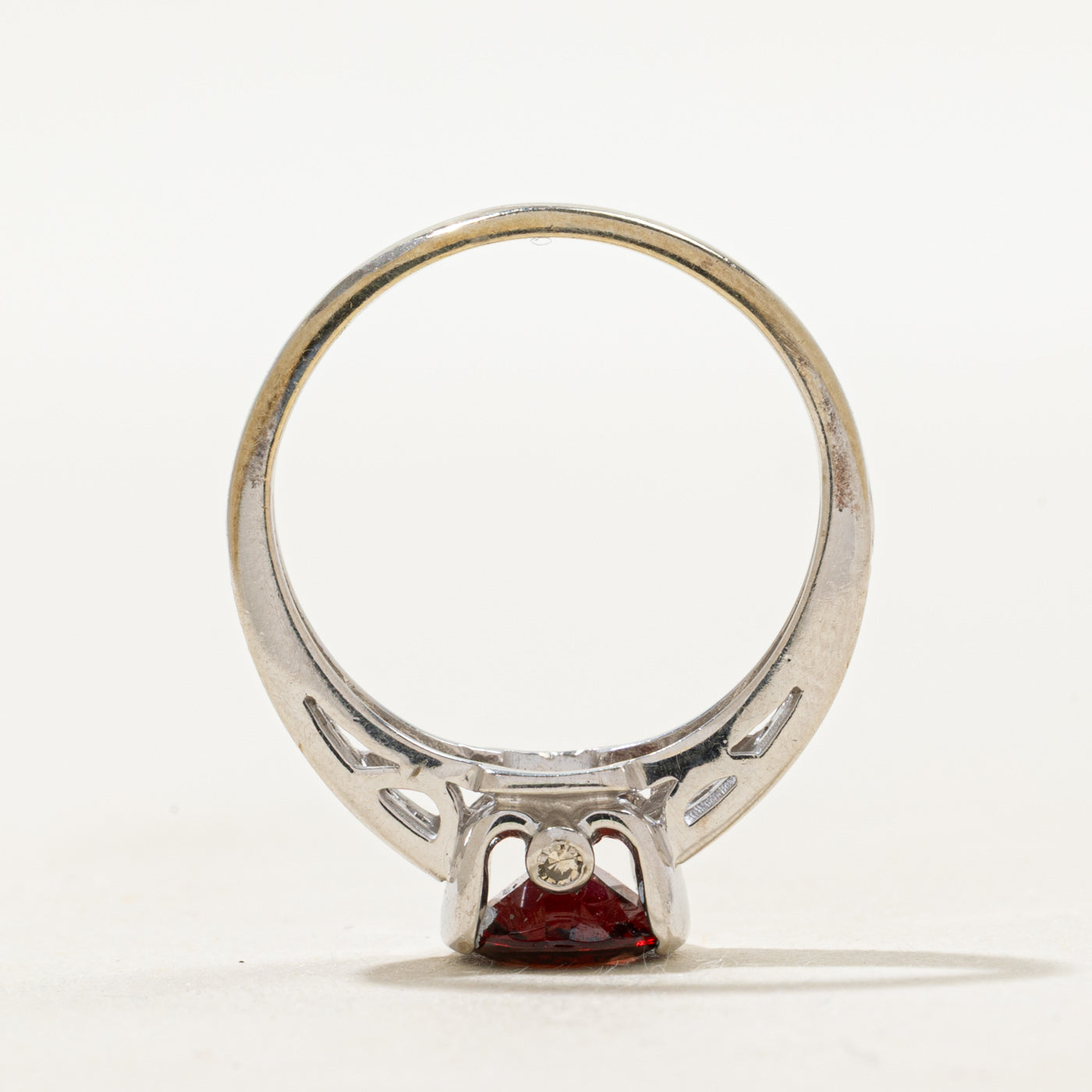 Bague sertie tension de grenat et de diamants | 1,70 ct, 0,12 ct au total | Taille 6,25