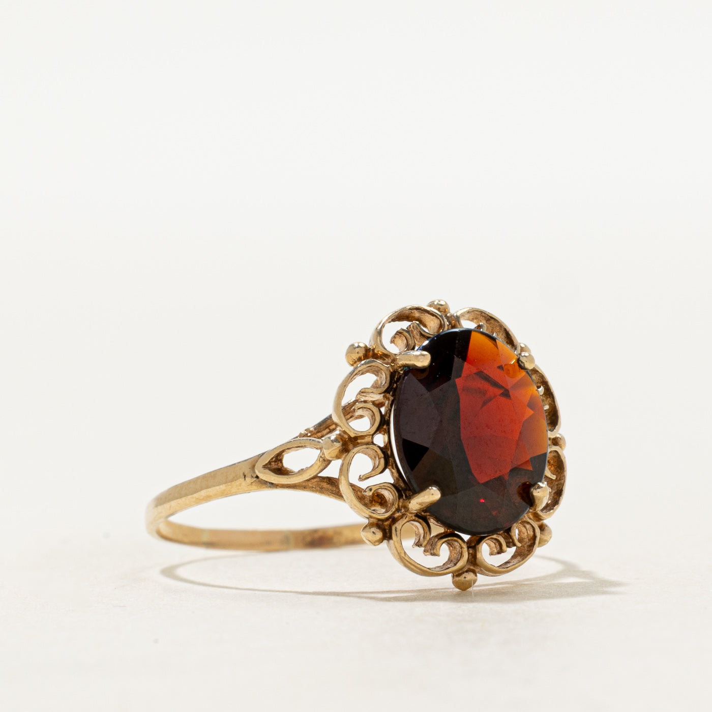 Bague en grenat de Birmingham de 1995, ornée de volutes | 2,20 ct | Taille 8,5
