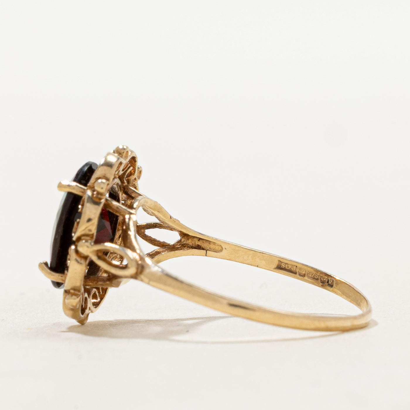 Bague en grenat de Birmingham de 1995, ornée de volutes | 2,20 ct | Taille 8,5