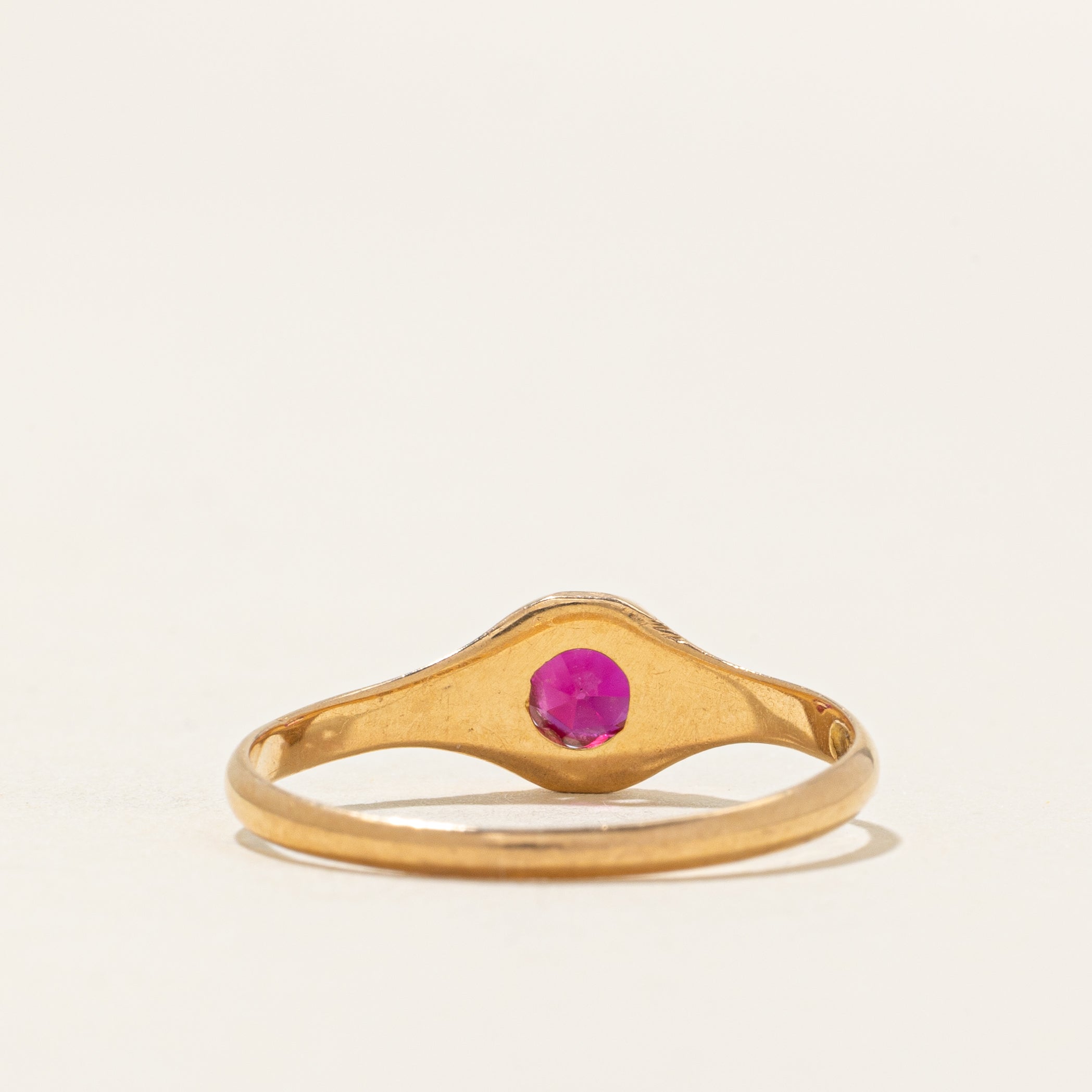 Bague Belcher finlandaise de 1952 en or 18 carats sertie d'un rubis synthétique | 0,40 ct | Taille 9
