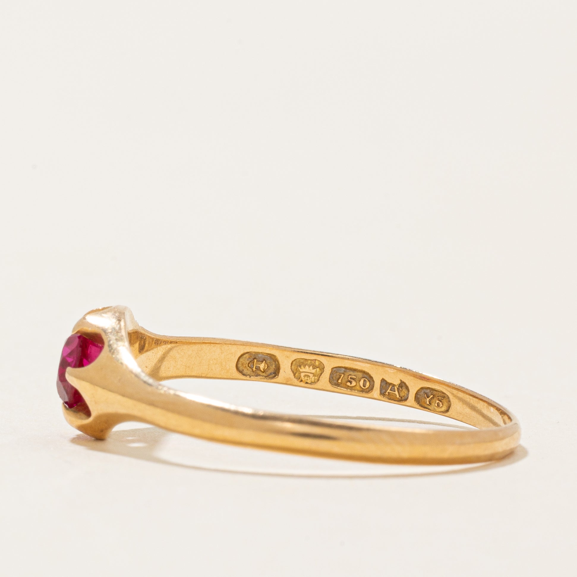 Bague Belcher finlandaise de 1952 en or 18 carats sertie d'un rubis synthétique | 0,40 ct | Taille 9
