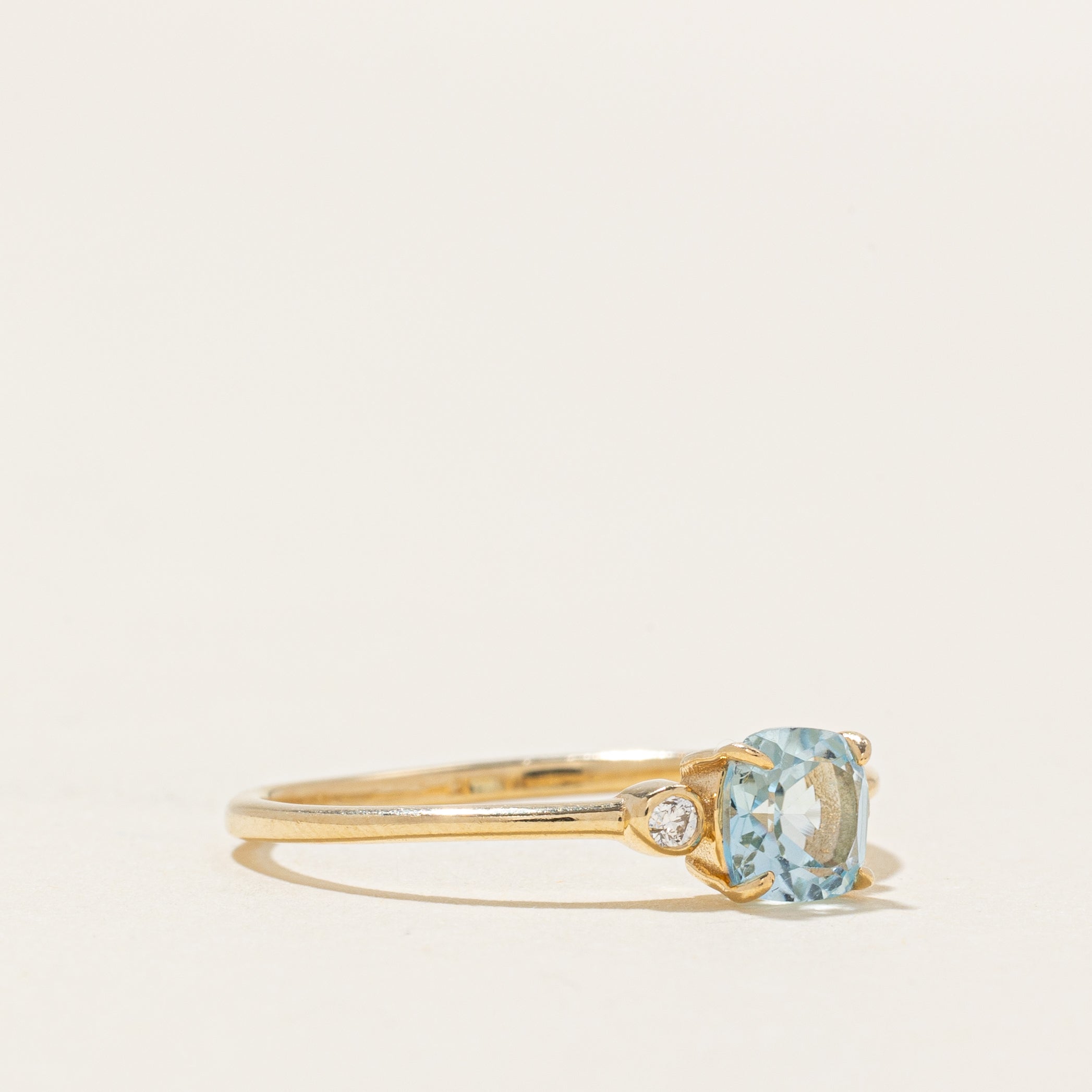 Bague ornée d'une topaze bleue taille coussin et de diamants | 0,72 ct, 0,04 ct au total | Taille 7