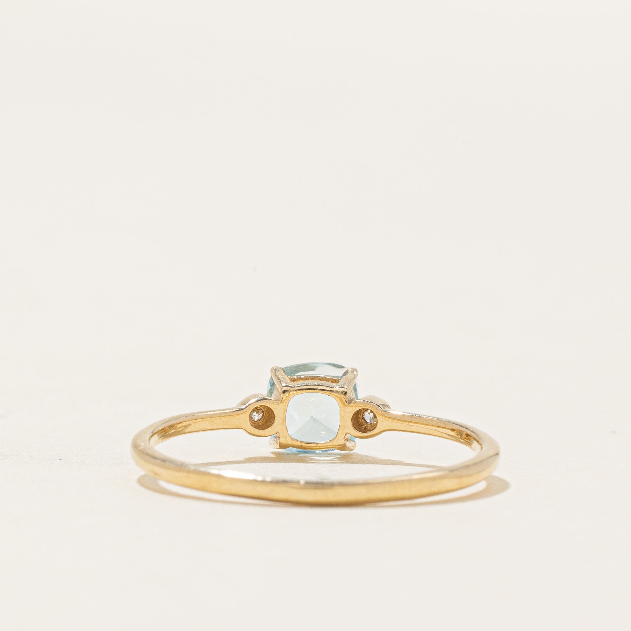 Bague ornée d'une topaze bleue taille coussin et de diamants | 0,72 ct, 0,04 ct au total | Taille 7