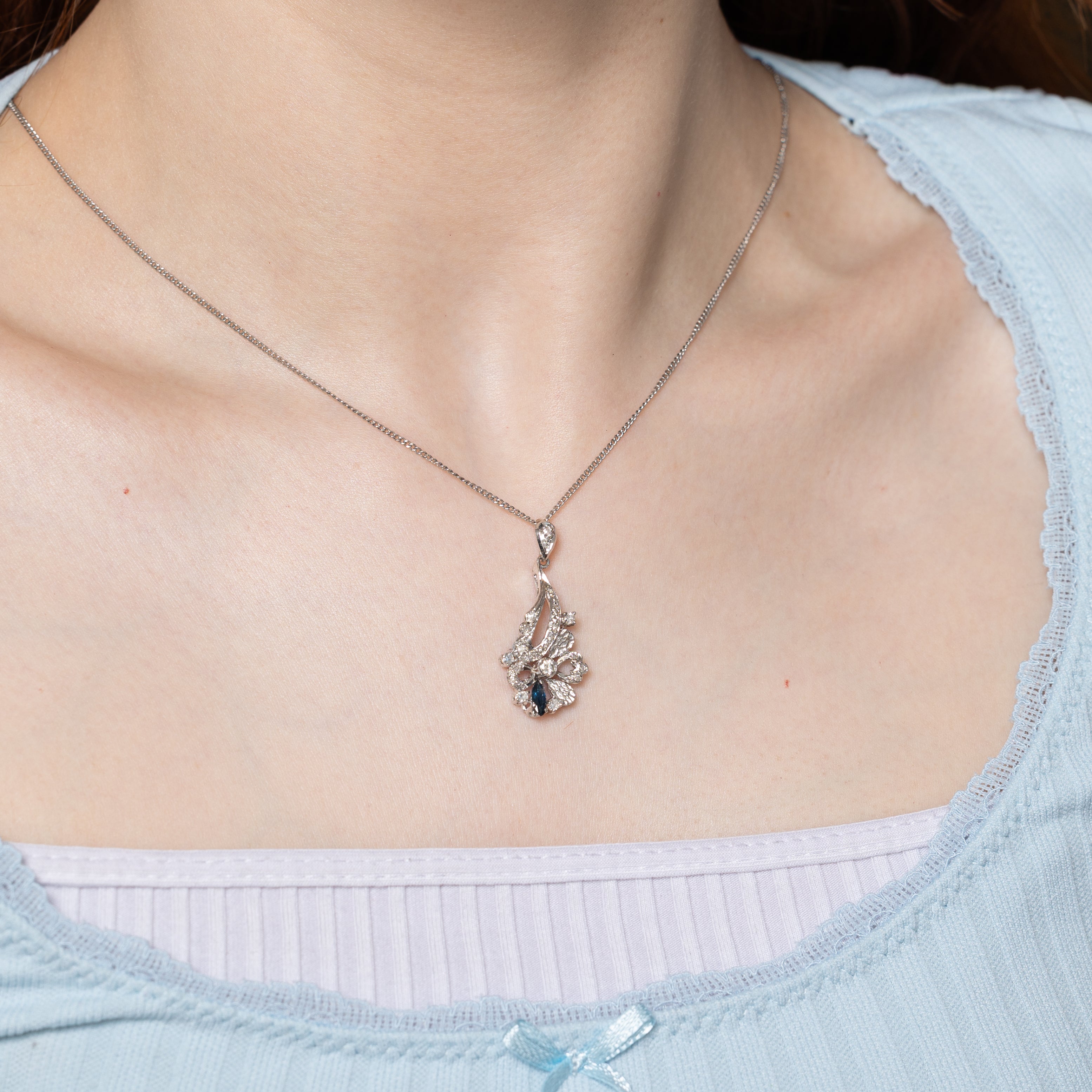 Pendentif floral gravé en or 17 carats, diamants et saphirs | 0,26 ct au total, 0,12 ct