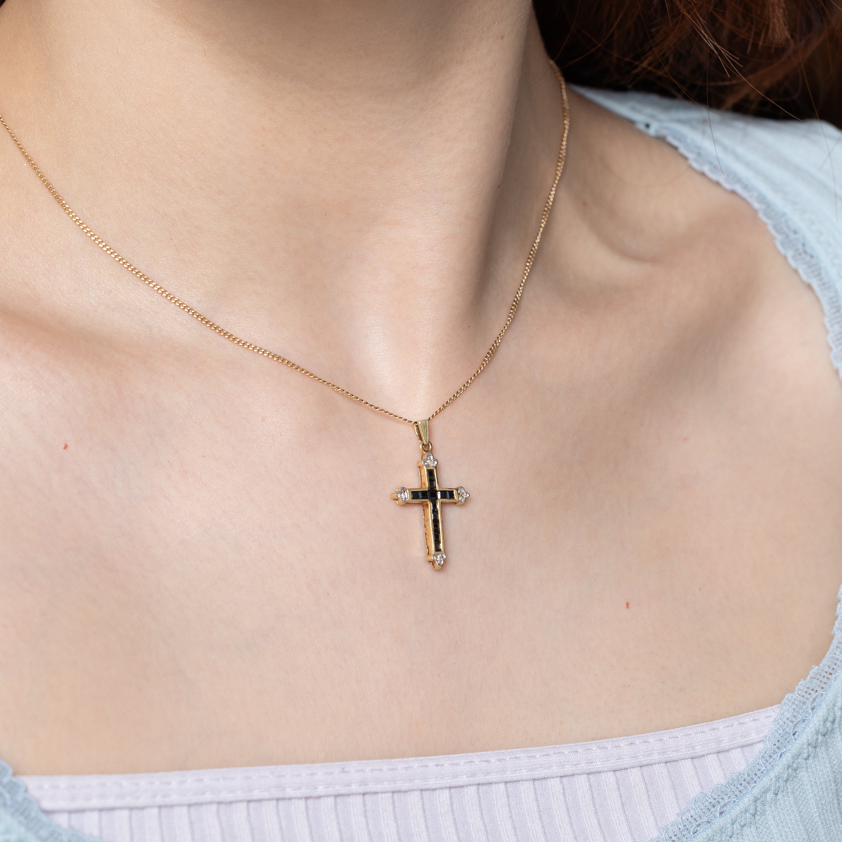Pendentif croix serti de saphirs et de diamants | 0,66 ct, 0,02 ct