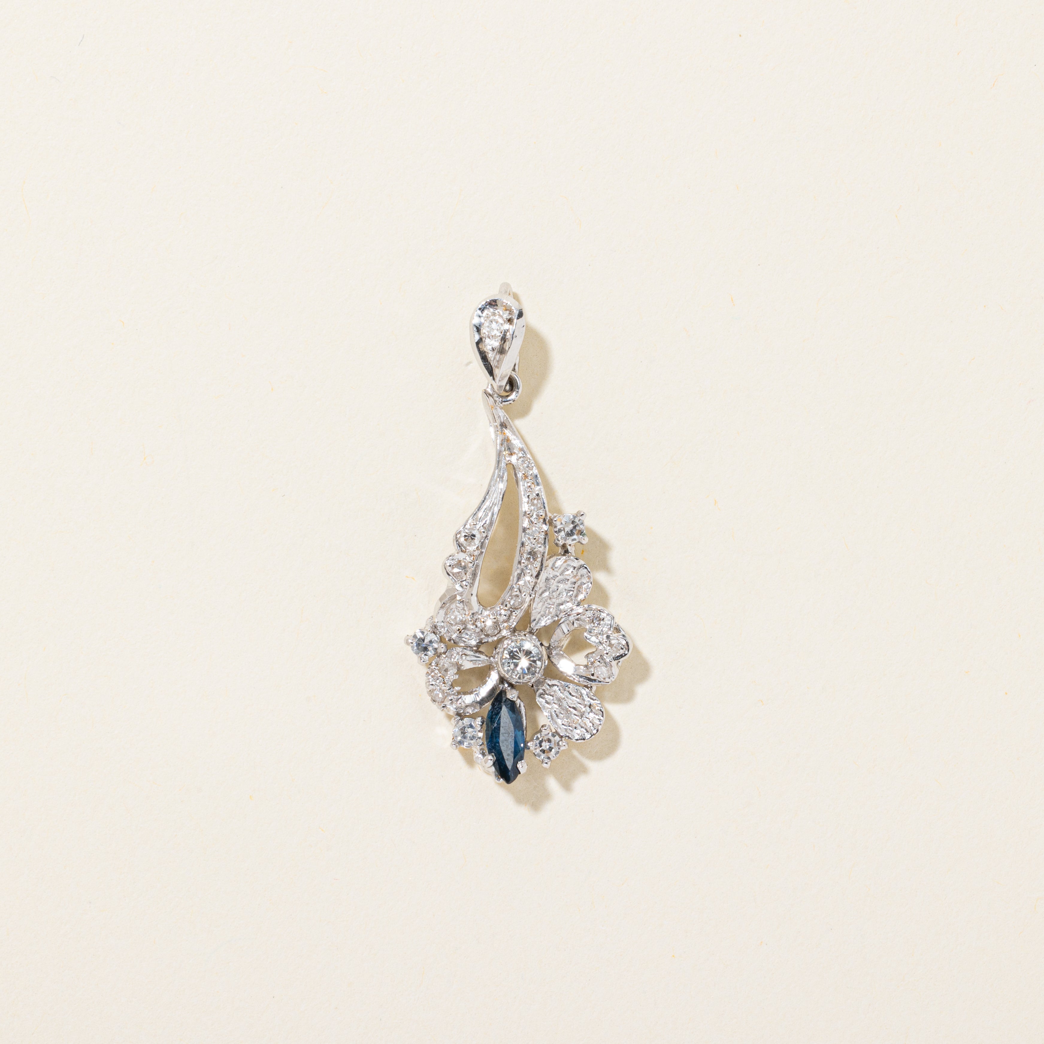 Pendentif floral gravé en or 17 carats, diamants et saphirs | 0,26 ct au total, 0,12 ct