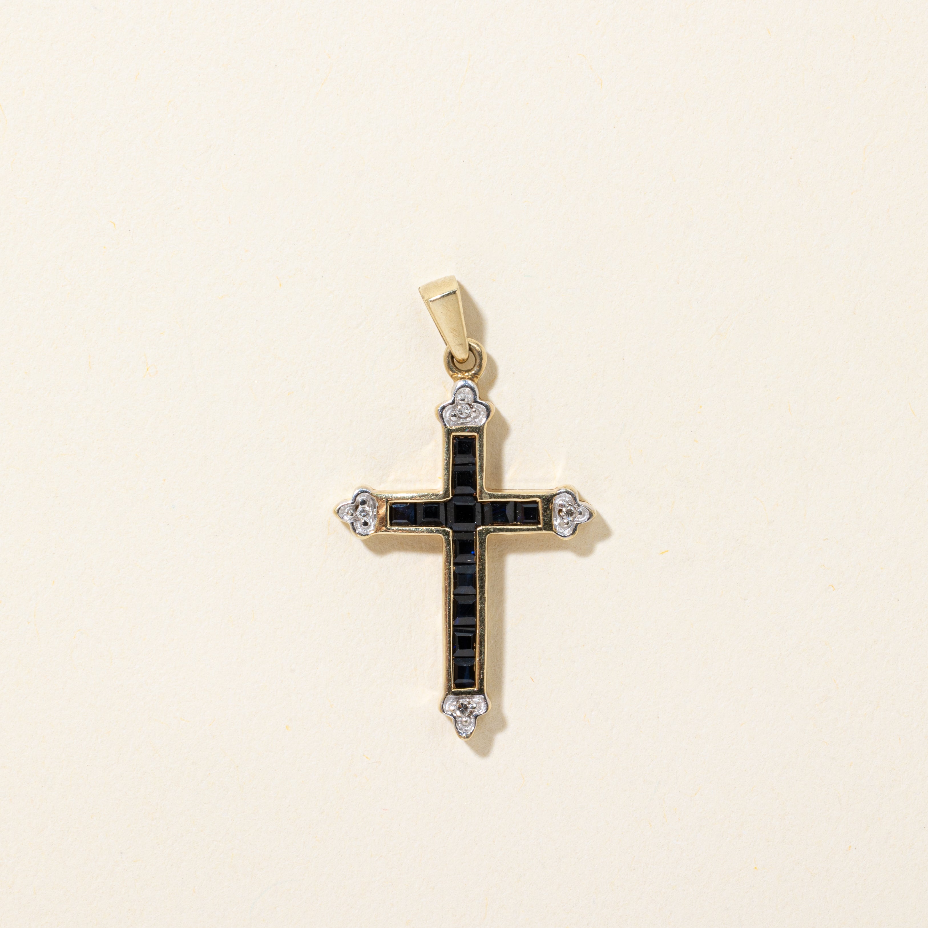 Pendentif croix serti de saphirs et de diamants | 0,66 ct, 0,02 ct