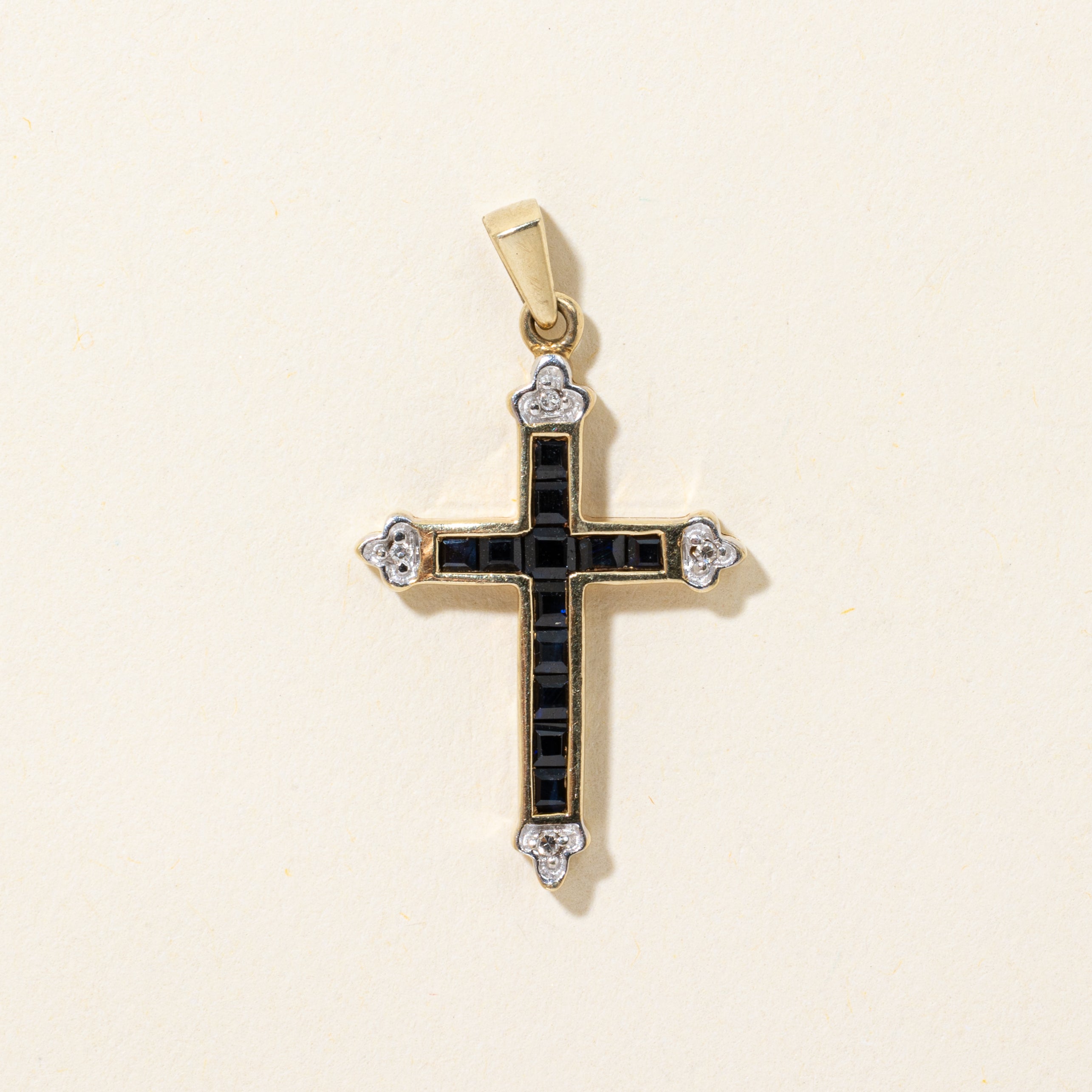 Pendentif croix serti de saphirs et de diamants | 0,66 ct, 0,02 ct